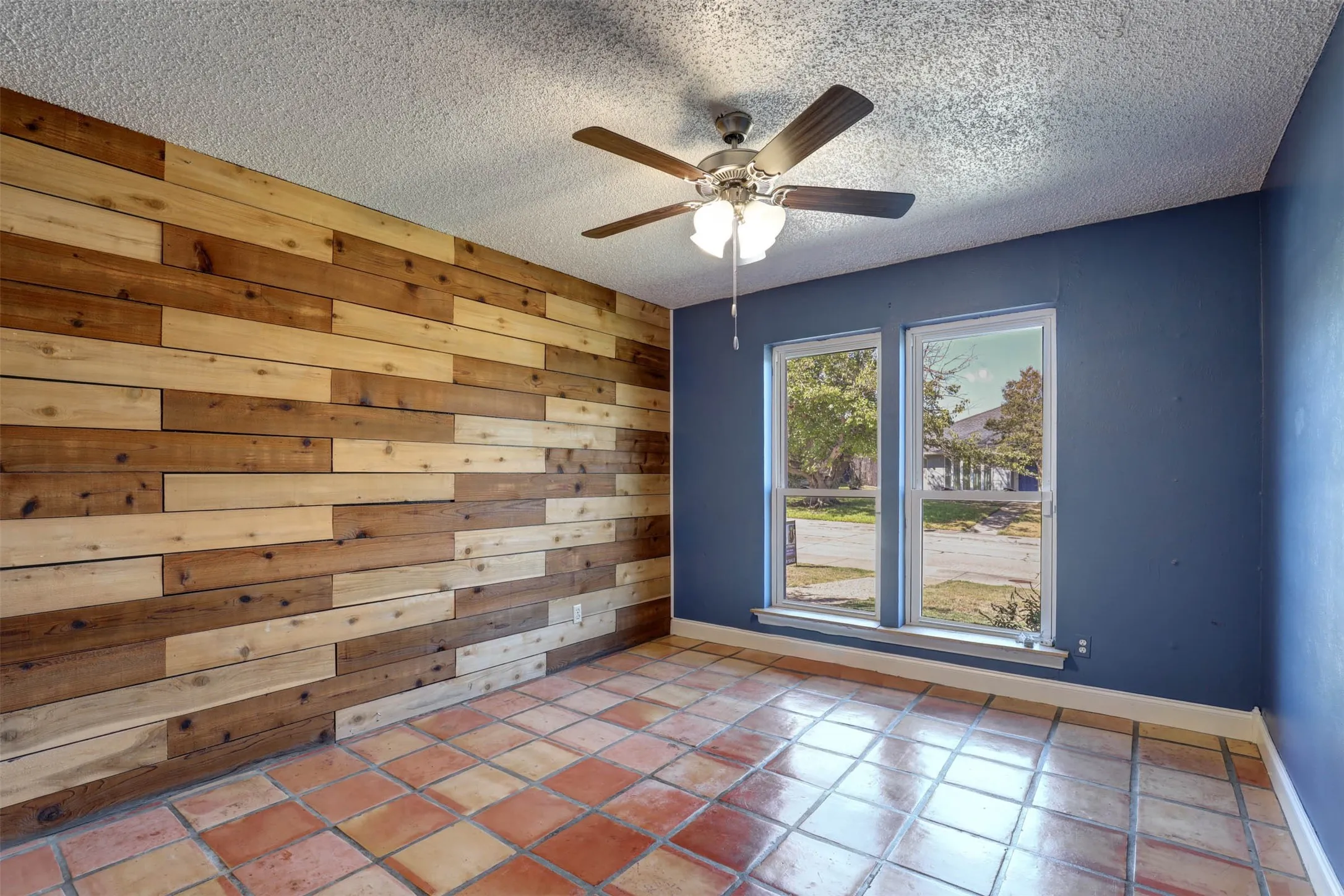 Single Family Residence For Sale in Denton County , 1910 Middle Glen Drive, Carrollton, Texas 75007, 4 Bedroom, 2 Bathroom, 2 Garage spaces, 2,135 Sqft, built in 1984, mls#21405533, Real Estate Agent in Carrollton, Homes For Sale in Denton county, Homes For Sale in Carrollton, Realtor in Carrollton Texas, Real Estate Brokerage Independent Realty Texas, Luminita Cordes Realtor