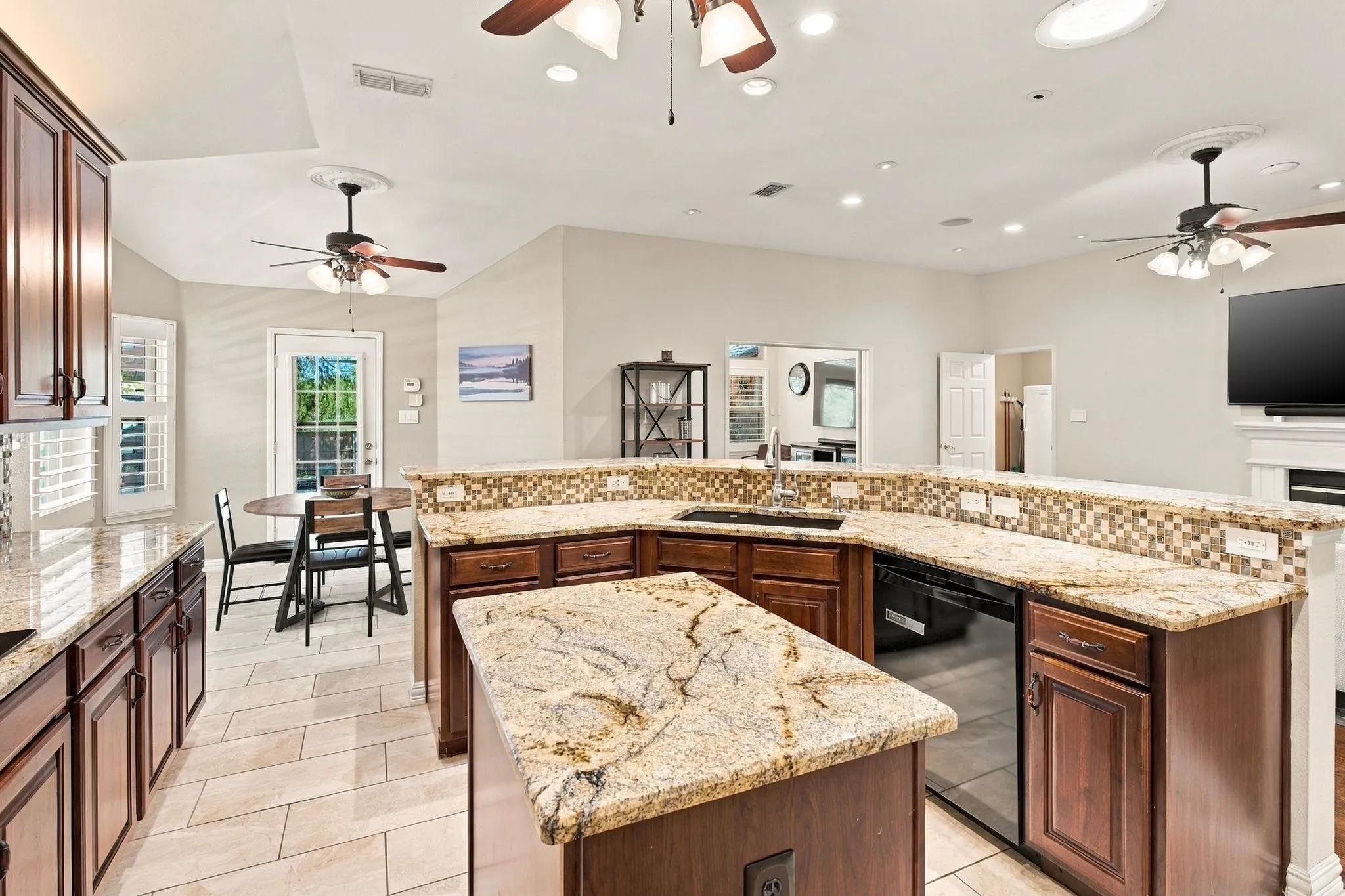 Single Family Residence For Sale in Collin County , 313 Mimosa Drive, Murphy, Texas 75094, 3 Bedroom, 2 Bathroom, 2 Garage spaces, 2,536 Sqft, built in 2000, mls#21406366, Real Estate Agent in Murphy, Homes For Sale in Collin county, Homes For Sale in Murphy, Realtor in Murphy Texas, Real Estate Brokerage Independent Realty Texas, Luminita Cordes Realtor