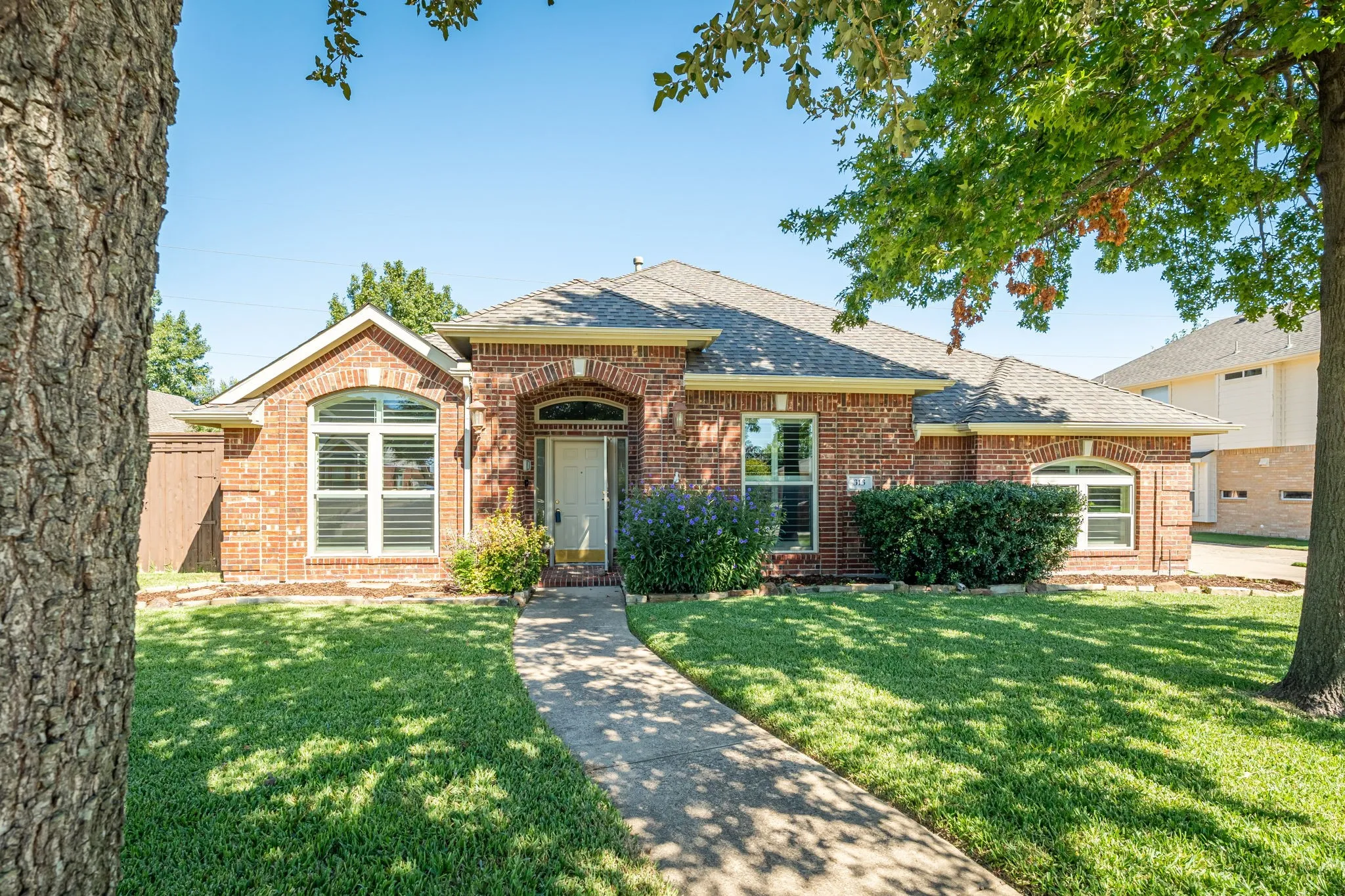 Single Family Residence For Sale in Collin County , 313 Mimosa Drive, Murphy, Texas 75094, 3 Bedroom, 2 Bathroom, 2 Garage spaces, 2,536 Sqft, built in 2000, mls#21406366, Real Estate Agent in Murphy, Homes For Sale in Collin county, Homes For Sale in Murphy, Realtor in Murphy Texas, Real Estate Brokerage Independent Realty Texas, Luminita Cordes Realtor