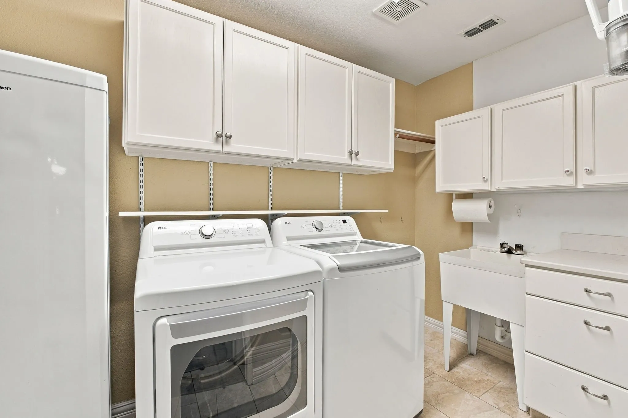 Single Family Residence For Sale in Collin County , 313 Mimosa Drive, Murphy, Texas 75094, 3 Bedroom, 2 Bathroom, 2 Garage spaces, 2,536 Sqft, built in 2000, mls#21406366, Real Estate Agent in Murphy, Homes For Sale in Collin county, Homes For Sale in Murphy, Realtor in Murphy Texas, Real Estate Brokerage Independent Realty Texas, Luminita Cordes Realtor