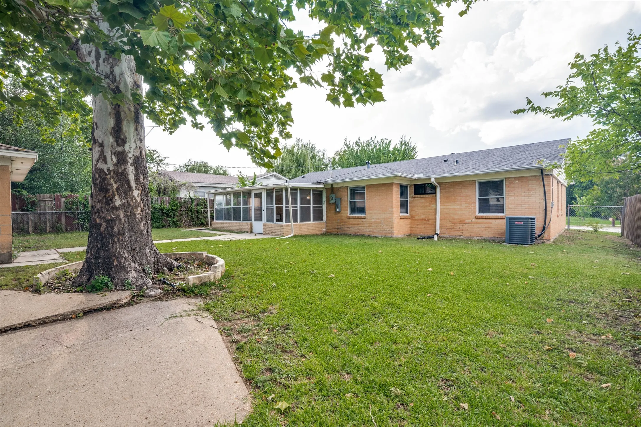 Single Family Residence For Sale in Dallas County , 110 W Marguerita Drive, Garland, Texas 75040, 3 Bedroom, 2 Bathroom, 2 Garage spaces, 1,340 Sqft, built in 1955, mls#21407670, Real Estate Agent in Garland, Homes For Sale in Dallas county, Homes For Sale in Garland, Realtor in Garland Texas, Real Estate Brokerage Independent Realty Texas, Luminita Cordes Realtor