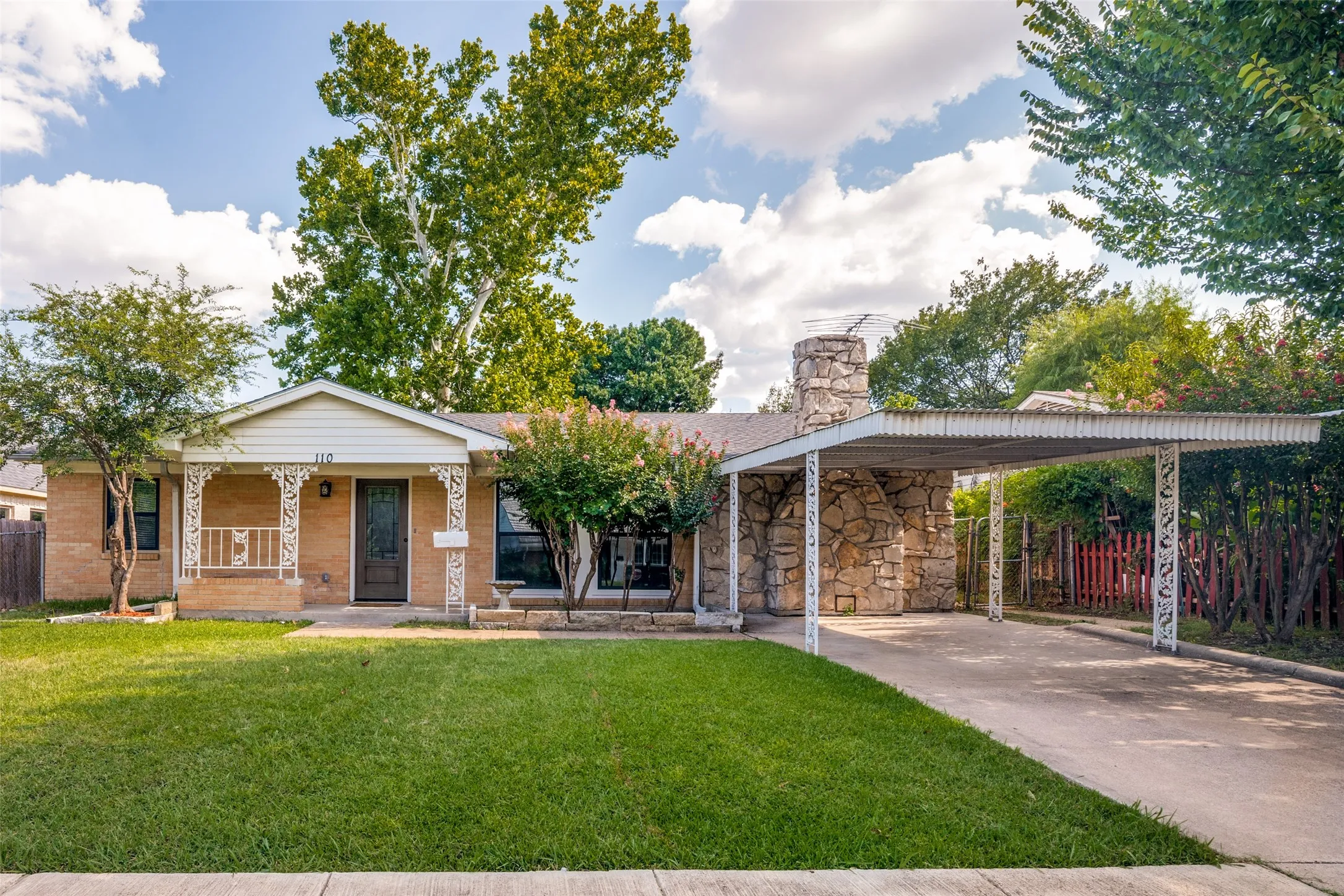 Single Family Residence For Sale in Dallas County , 110 W Marguerita Drive, Garland, Texas 75040, 3 Bedroom, 2 Bathroom, 2 Garage spaces, 1,340 Sqft, built in 1955, mls#21407670, Real Estate Agent in Garland, Homes For Sale in Dallas county, Homes For Sale in Garland, Realtor in Garland Texas, Real Estate Brokerage Independent Realty Texas, Luminita Cordes Realtor