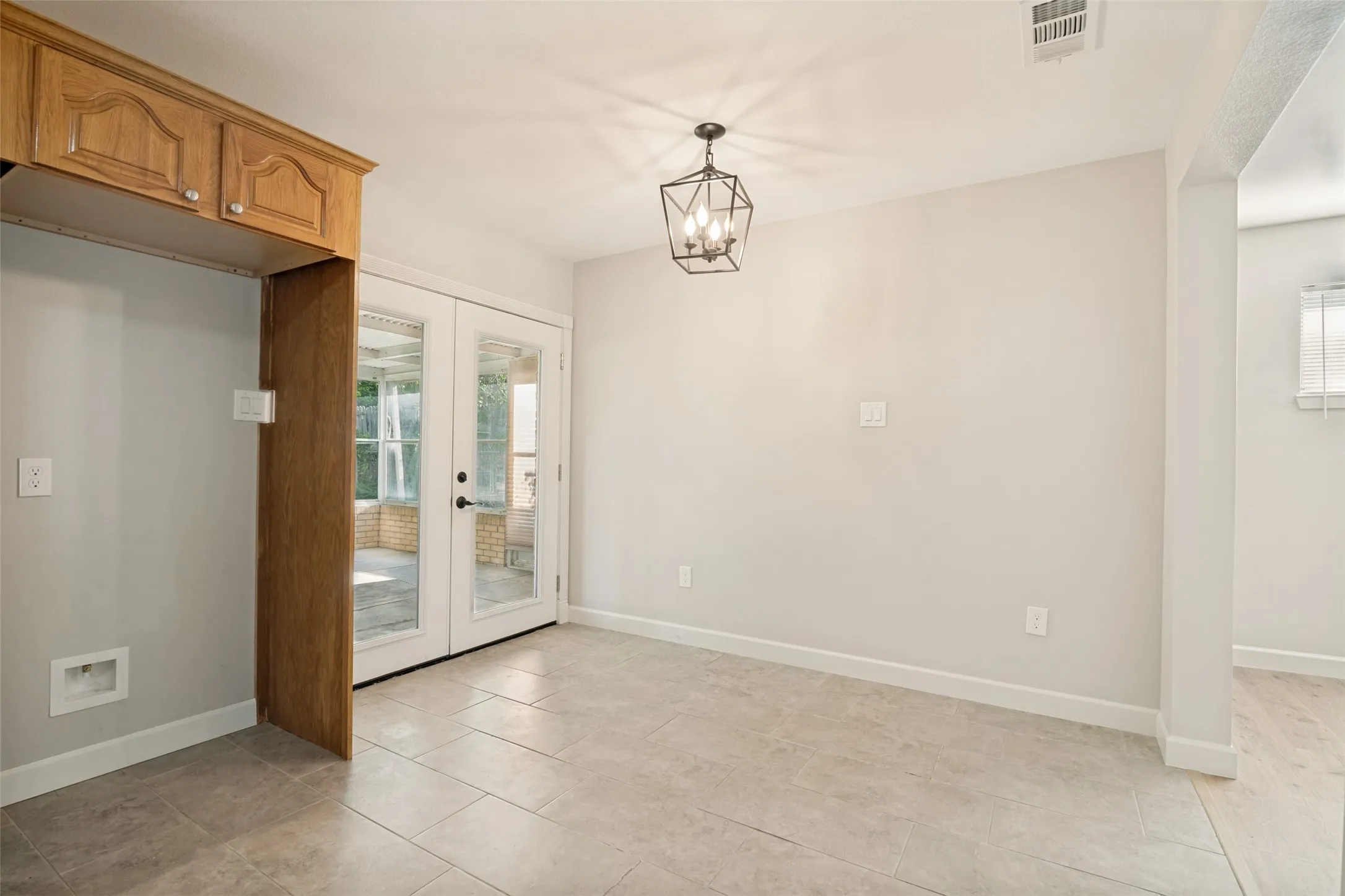 Single Family Residence For Sale in Dallas County , 110 W Marguerita Drive, Garland, Texas 75040, 3 Bedroom, 2 Bathroom, 2 Garage spaces, 1,340 Sqft, built in 1955, mls#21407670, Real Estate Agent in Garland, Homes For Sale in Dallas county, Homes For Sale in Garland, Realtor in Garland Texas, Real Estate Brokerage Independent Realty Texas, Luminita Cordes Realtor