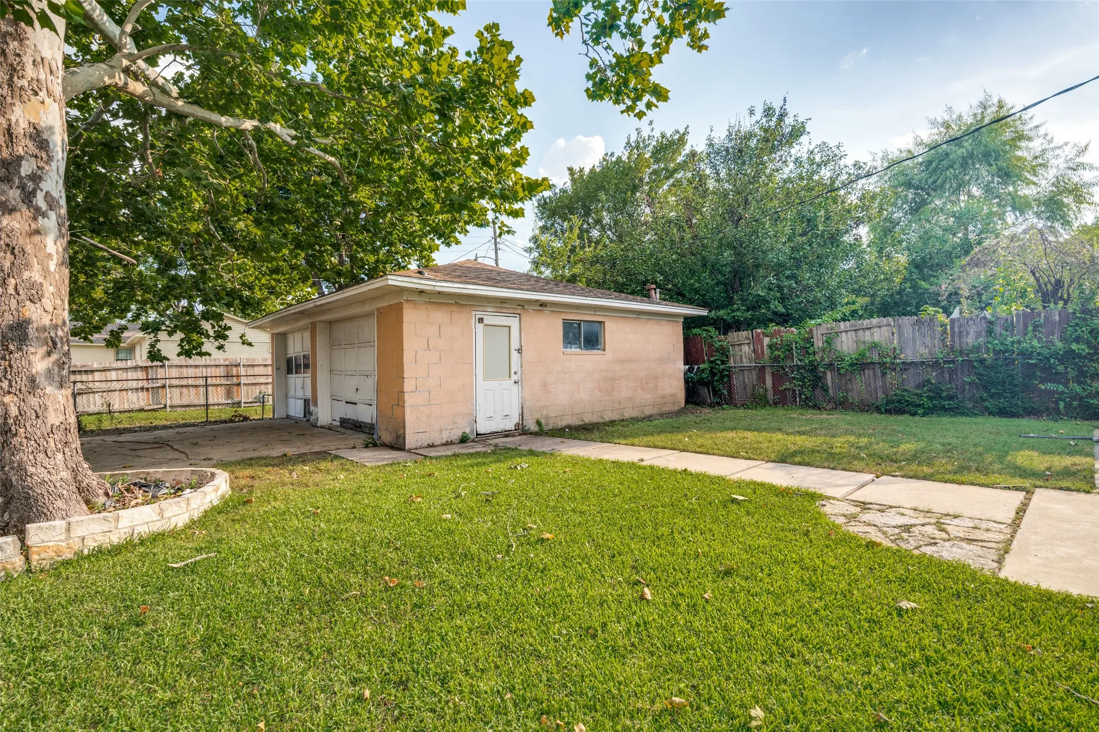 Single Family Residence For Sale in Dallas County , 110 W Marguerita Drive, Garland, Texas 75040, 3 Bedroom, 2 Bathroom, 2 Garage spaces, 1,340 Sqft, built in 1955, mls#21407670, Real Estate Agent in Garland, Homes For Sale in Dallas county, Homes For Sale in Garland, Realtor in Garland Texas, Real Estate Brokerage Independent Realty Texas, Luminita Cordes Realtor