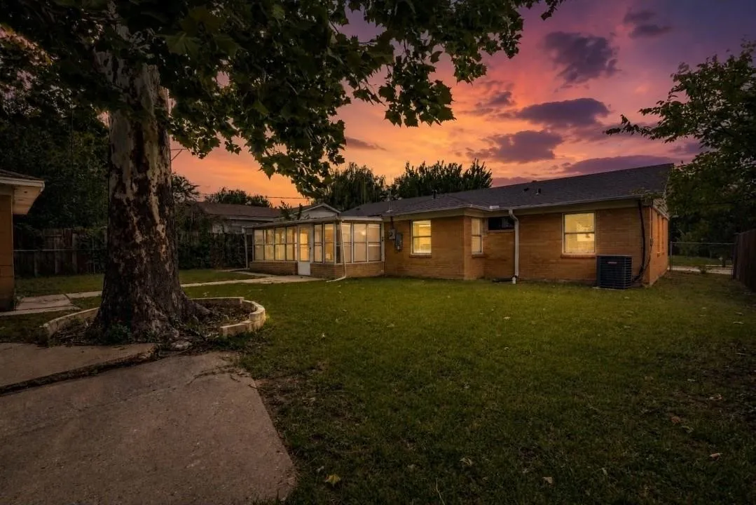 Single Family Residence For Sale in Dallas County , 110 W Marguerita Drive, Garland, Texas 75040, 3 Bedroom, 2 Bathroom, 2 Garage spaces, 1,340 Sqft, built in 1955, mls#21407670, Real Estate Agent in Garland, Homes For Sale in Dallas county, Homes For Sale in Garland, Realtor in Garland Texas, Real Estate Brokerage Independent Realty Texas, Luminita Cordes Realtor