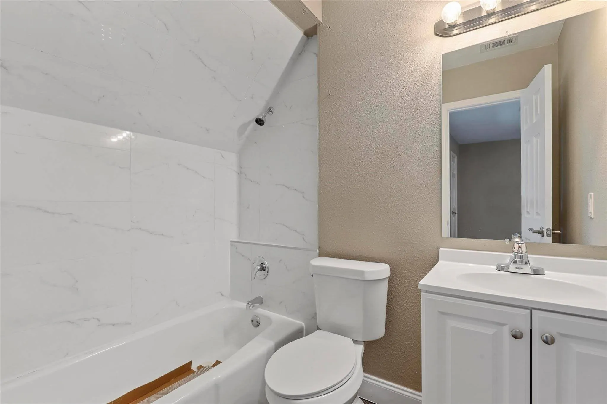 Townhouse For Sale in Tarrant County , 1444 Weiler Boulevard, Fort Worth, Texas 76112, 2 Bedroom, 2 Bathroom, Garage spaces, 954 Sqft, built in 1978, mls#21407689, Real Estate Agent in Fort Worth, Homes For Sale in Tarrant county, Homes For Sale in Fort Worth, Realtor in Fort Worth Texas, Real Estate Brokerage Independent Realty Texas, Luminita Cordes Realtor