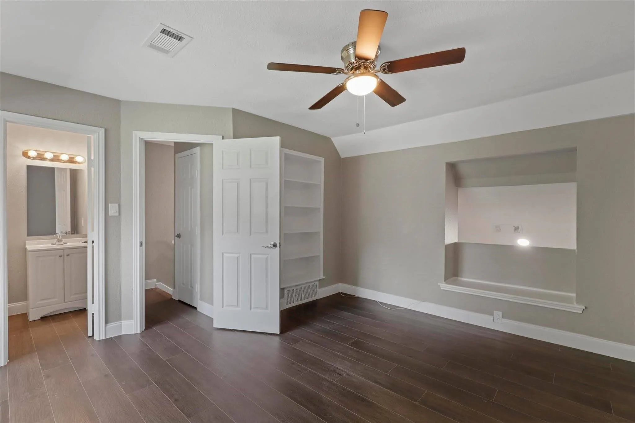Townhouse For Sale in Tarrant County , 1444 Weiler Boulevard, Fort Worth, Texas 76112, 2 Bedroom, 2 Bathroom, Garage spaces, 954 Sqft, built in 1978, mls#21407689, Real Estate Agent in Fort Worth, Homes For Sale in Tarrant county, Homes For Sale in Fort Worth, Realtor in Fort Worth Texas, Real Estate Brokerage Independent Realty Texas, Luminita Cordes Realtor