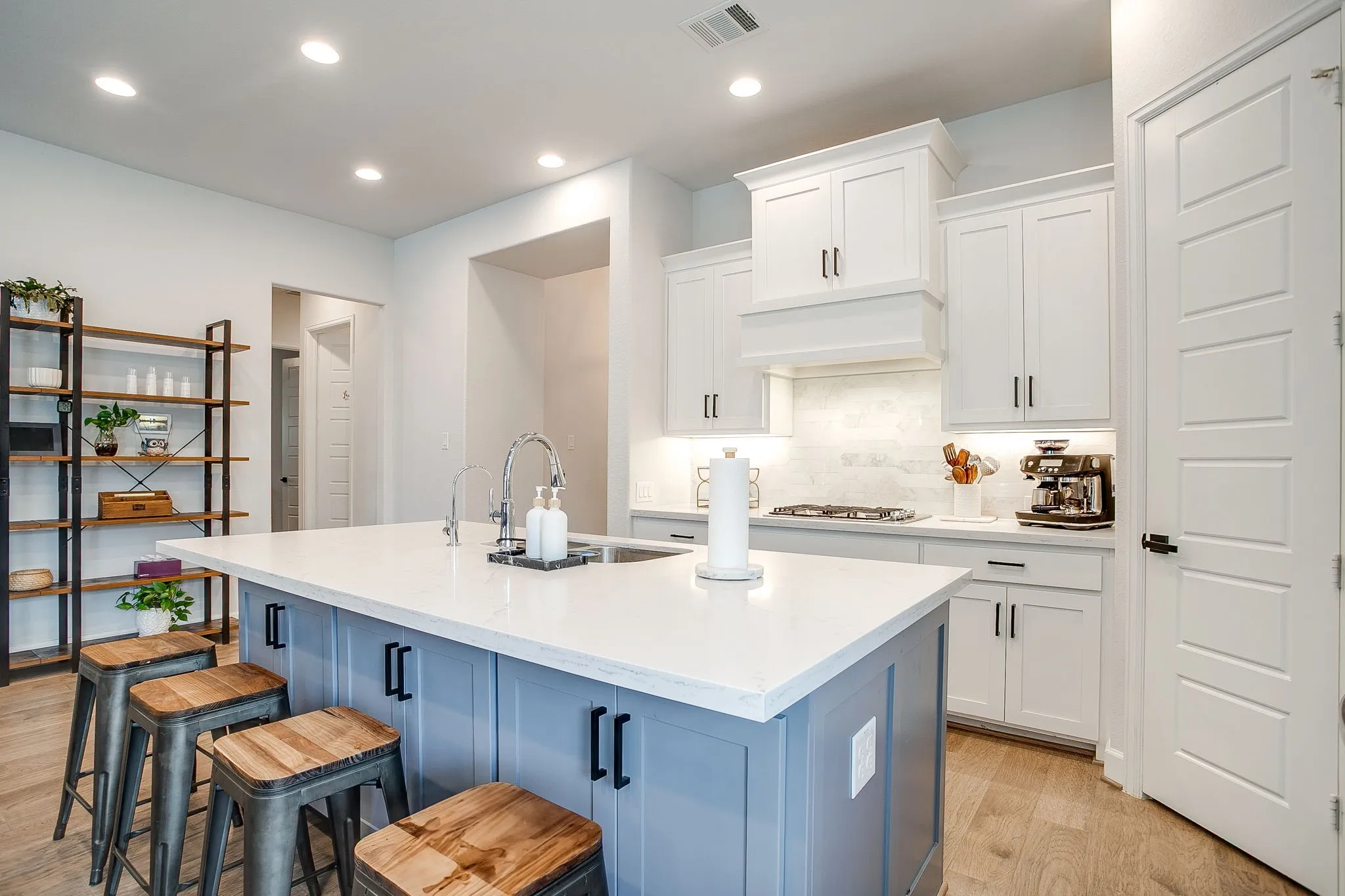 Single Family Residence For Sale in Tarrant County , 5736 Lake Jackson Drive, Fort Worth, Texas 76126, 4 Bedroom, 4 Bathroom, 3 Garage spaces, 2,694 Sqft, built in 2021, mls#21407548, Real Estate Agent in Fort Worth, Homes For Sale in Tarrant county, Homes For Sale in Fort Worth, Realtor in Fort Worth Texas, Real Estate Brokerage Independent Realty Texas, Luminita Cordes Realtor