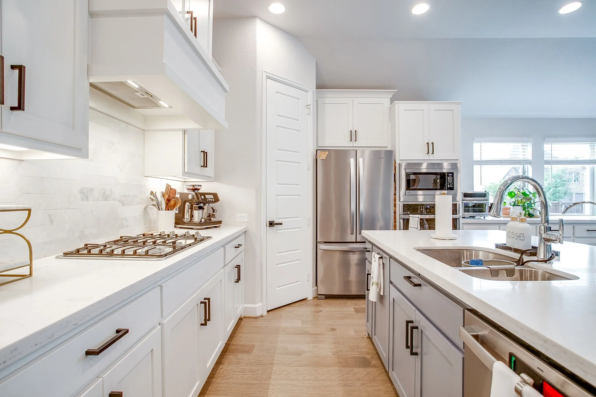 Single Family Residence For Sale in Tarrant County , 5736 Lake Jackson Drive, Fort Worth, Texas 76126, 4 Bedroom, 4 Bathroom, 3 Garage spaces, 2,694 Sqft, built in 2021, mls#21407548, Real Estate Agent in Fort Worth, Homes For Sale in Tarrant county, Homes For Sale in Fort Worth, Realtor in Fort Worth Texas, Real Estate Brokerage Independent Realty Texas, Luminita Cordes Realtor