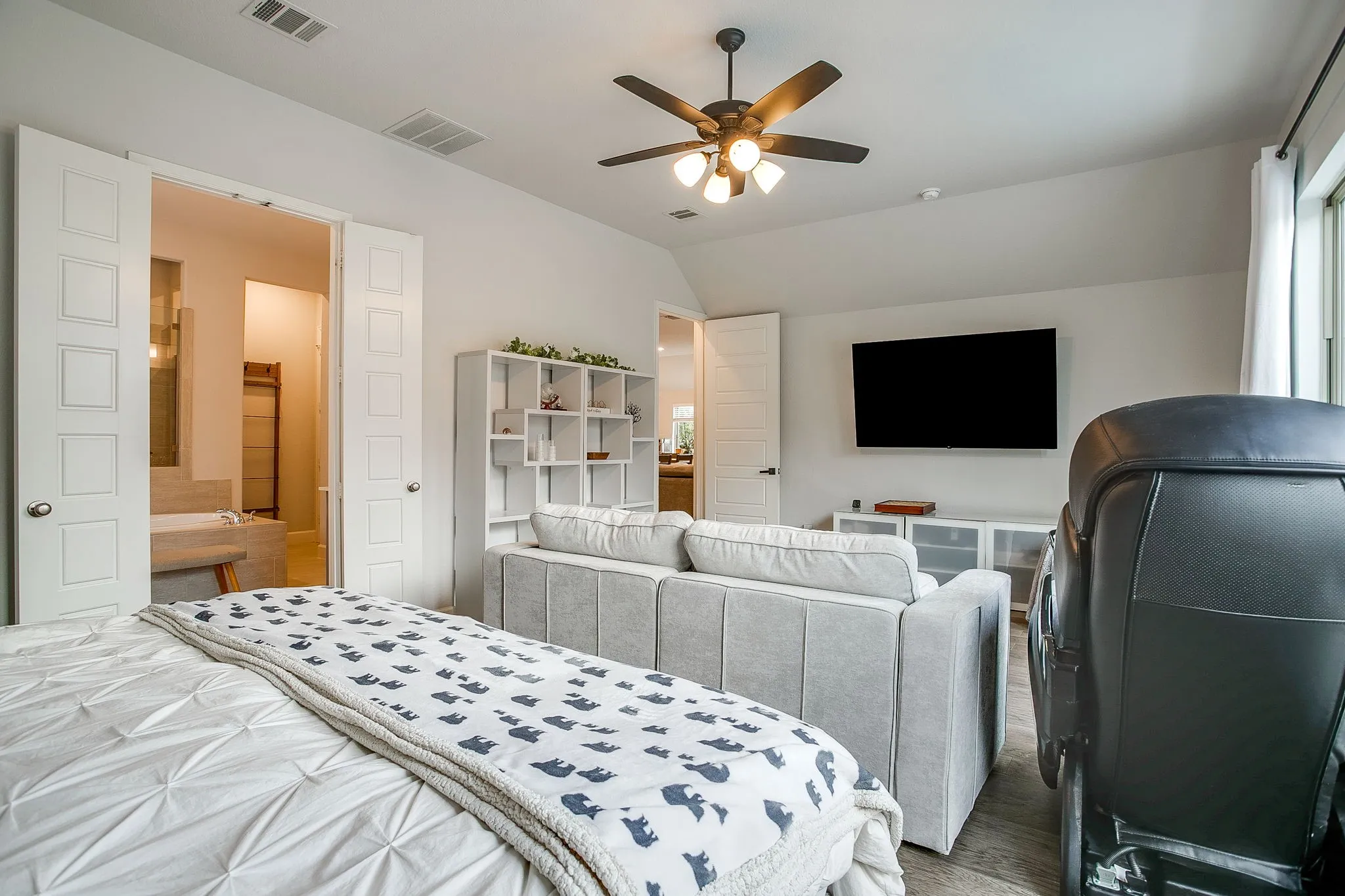 Single Family Residence For Sale in Tarrant County , 5736 Lake Jackson Drive, Fort Worth, Texas 76126, 4 Bedroom, 4 Bathroom, 3 Garage spaces, 2,694 Sqft, built in 2021, mls#21407548, Real Estate Agent in Fort Worth, Homes For Sale in Tarrant county, Homes For Sale in Fort Worth, Realtor in Fort Worth Texas, Real Estate Brokerage Independent Realty Texas, Luminita Cordes Realtor