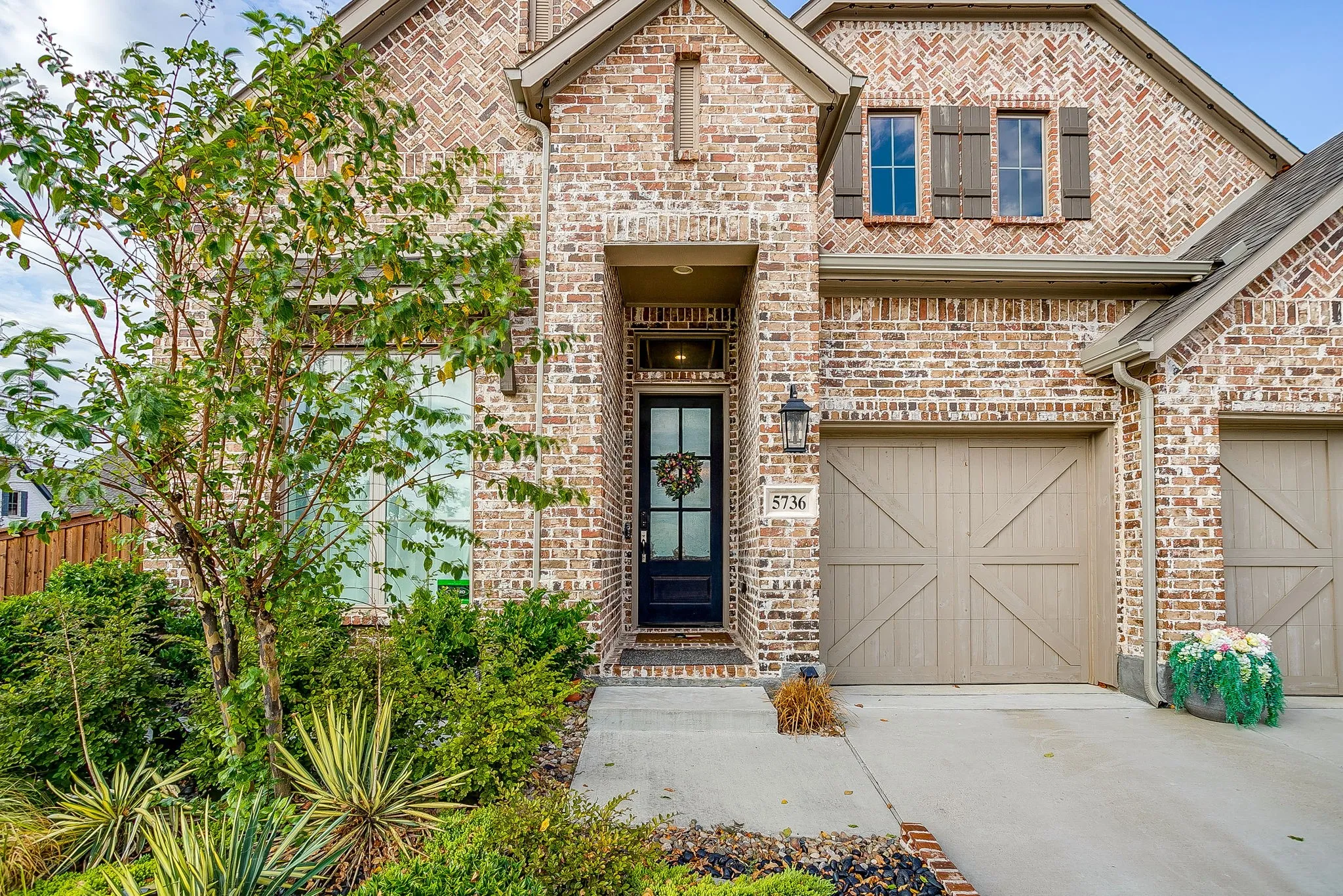 Single Family Residence For Sale in Tarrant County , 5736 Lake Jackson Drive, Fort Worth, Texas 76126, 4 Bedroom, 4 Bathroom, 3 Garage spaces, 2,694 Sqft, built in 2021, mls#21407548, Real Estate Agent in Fort Worth, Homes For Sale in Tarrant county, Homes For Sale in Fort Worth, Realtor in Fort Worth Texas, Real Estate Brokerage Independent Realty Texas, Luminita Cordes Realtor