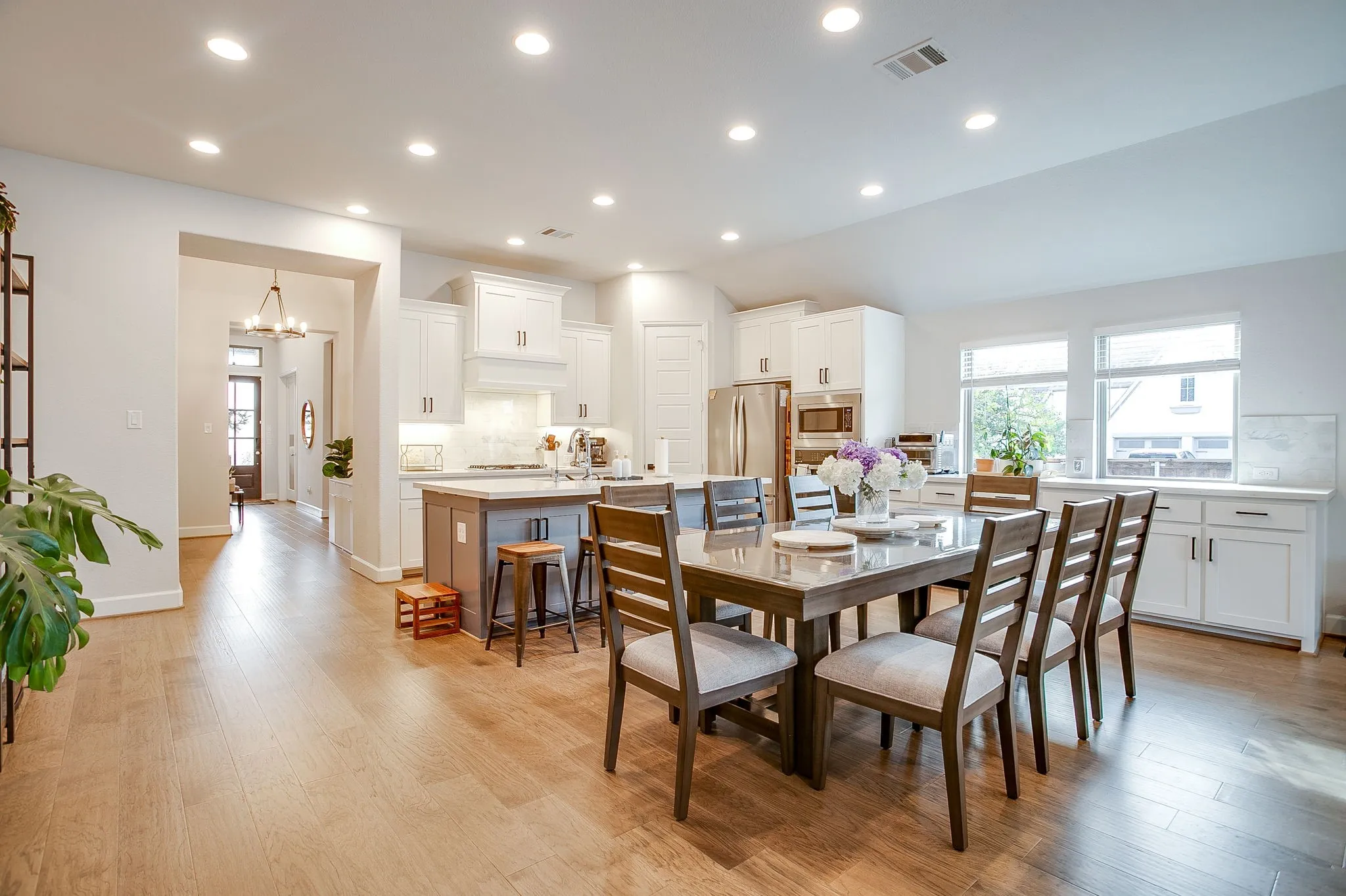 Single Family Residence For Sale in Tarrant County , 5736 Lake Jackson Drive, Fort Worth, Texas 76126, 4 Bedroom, 4 Bathroom, 3 Garage spaces, 2,694 Sqft, built in 2021, mls#21407548, Real Estate Agent in Fort Worth, Homes For Sale in Tarrant county, Homes For Sale in Fort Worth, Realtor in Fort Worth Texas, Real Estate Brokerage Independent Realty Texas, Luminita Cordes Realtor