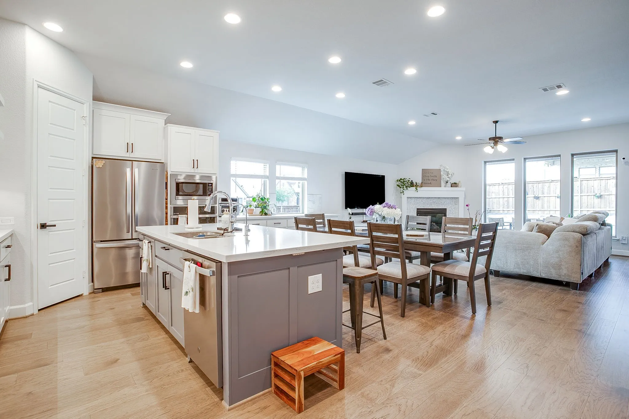 Single Family Residence For Sale in Tarrant County , 5736 Lake Jackson Drive, Fort Worth, Texas 76126, 4 Bedroom, 4 Bathroom, 3 Garage spaces, 2,694 Sqft, built in 2021, mls#21407548, Real Estate Agent in Fort Worth, Homes For Sale in Tarrant county, Homes For Sale in Fort Worth, Realtor in Fort Worth Texas, Real Estate Brokerage Independent Realty Texas, Luminita Cordes Realtor