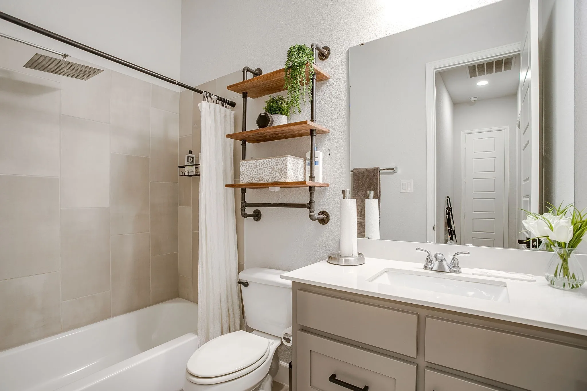 Single Family Residence For Sale in Tarrant County , 5736 Lake Jackson Drive, Fort Worth, Texas 76126, 4 Bedroom, 4 Bathroom, 3 Garage spaces, 2,694 Sqft, built in 2021, mls#21407548, Real Estate Agent in Fort Worth, Homes For Sale in Tarrant county, Homes For Sale in Fort Worth, Realtor in Fort Worth Texas, Real Estate Brokerage Independent Realty Texas, Luminita Cordes Realtor