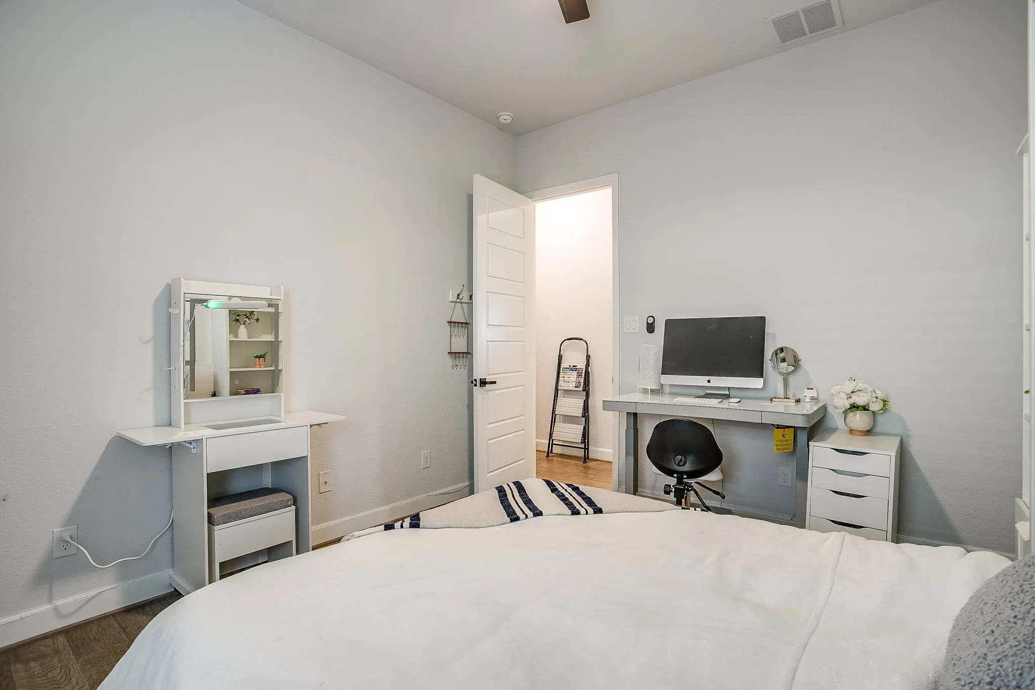 Single Family Residence For Sale in Tarrant County , 5736 Lake Jackson Drive, Fort Worth, Texas 76126, 4 Bedroom, 4 Bathroom, 3 Garage spaces, 2,694 Sqft, built in 2021, mls#21407548, Real Estate Agent in Fort Worth, Homes For Sale in Tarrant county, Homes For Sale in Fort Worth, Realtor in Fort Worth Texas, Real Estate Brokerage Independent Realty Texas, Luminita Cordes Realtor