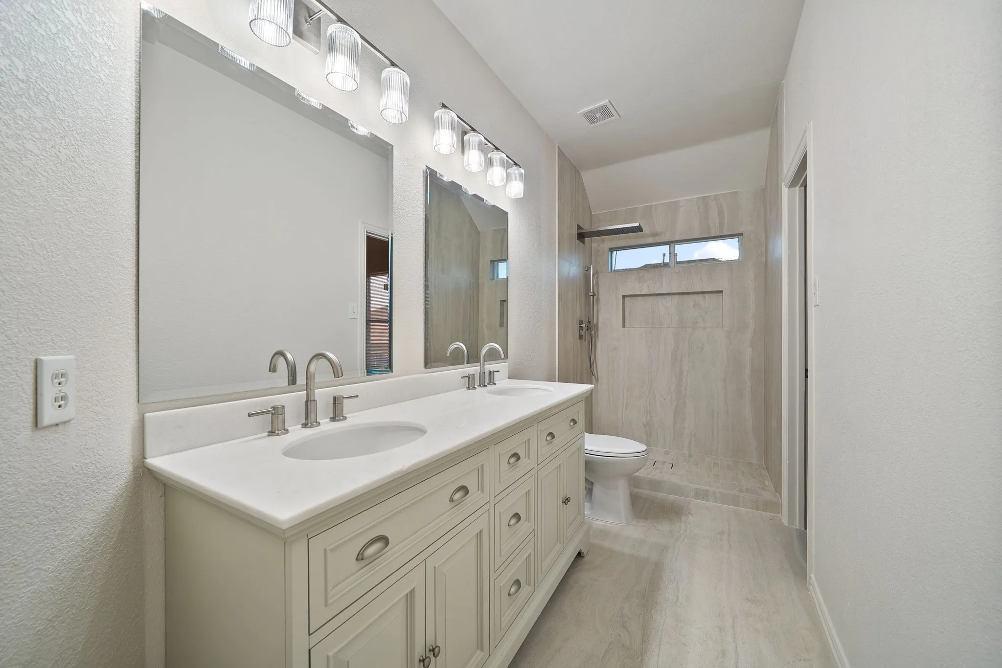 Ensuite bathroom in Second master bedroom