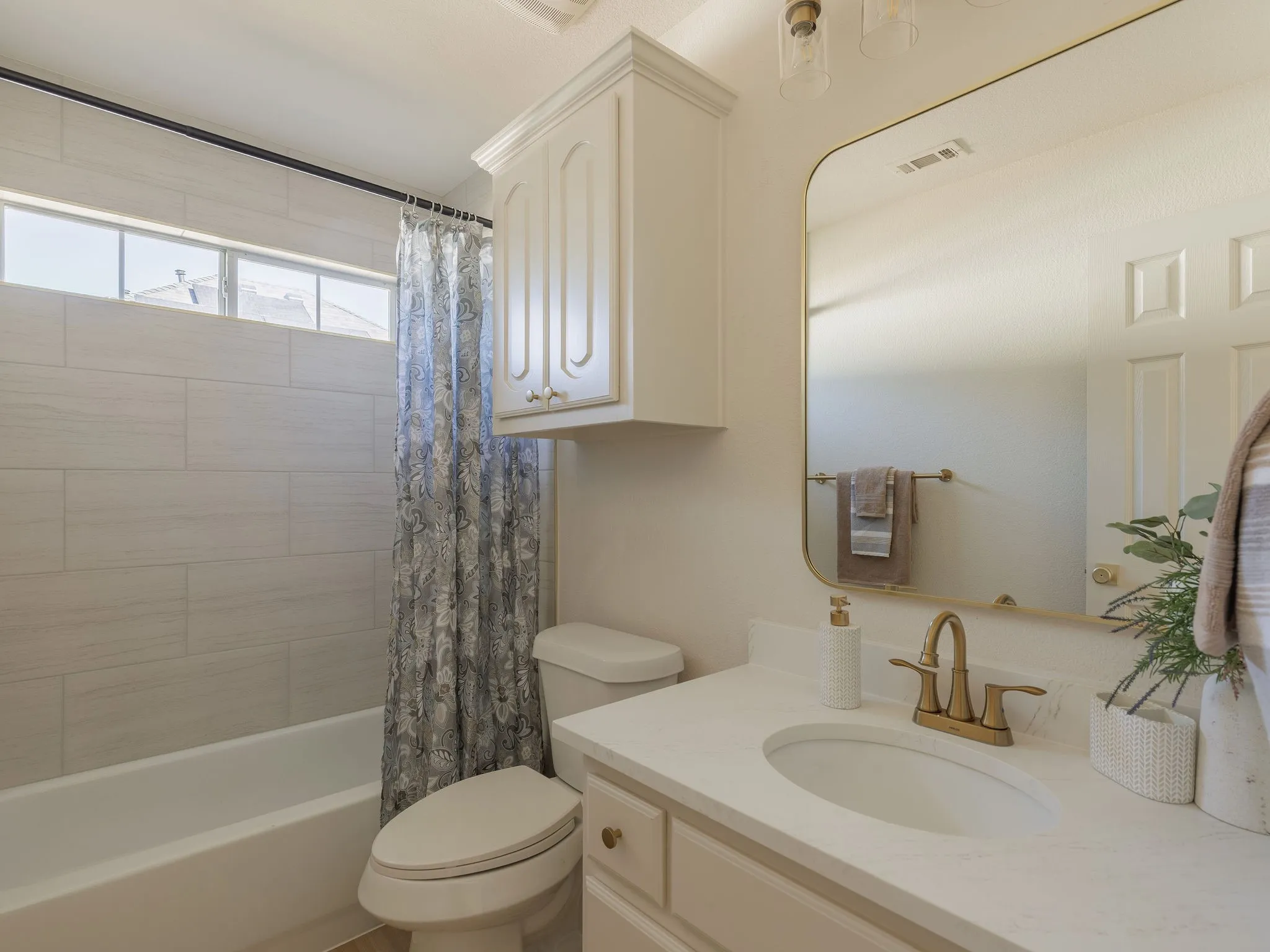 Single Family Residence For Sale in Tarrant County , 2807 Saint Maria Drive, Mansfield, Texas 76063, 4 Bedroom, 3 Bathroom, 2 Garage spaces, 2,671 Sqft, built in 2005, mls#21406654, Real Estate Agent in Mansfield, Homes For Sale in Tarrant county, Homes For Sale in Mansfield, Realtor in Mansfield Texas, Real Estate Brokerage Independent Realty Texas, Luminita Cordes Realtor