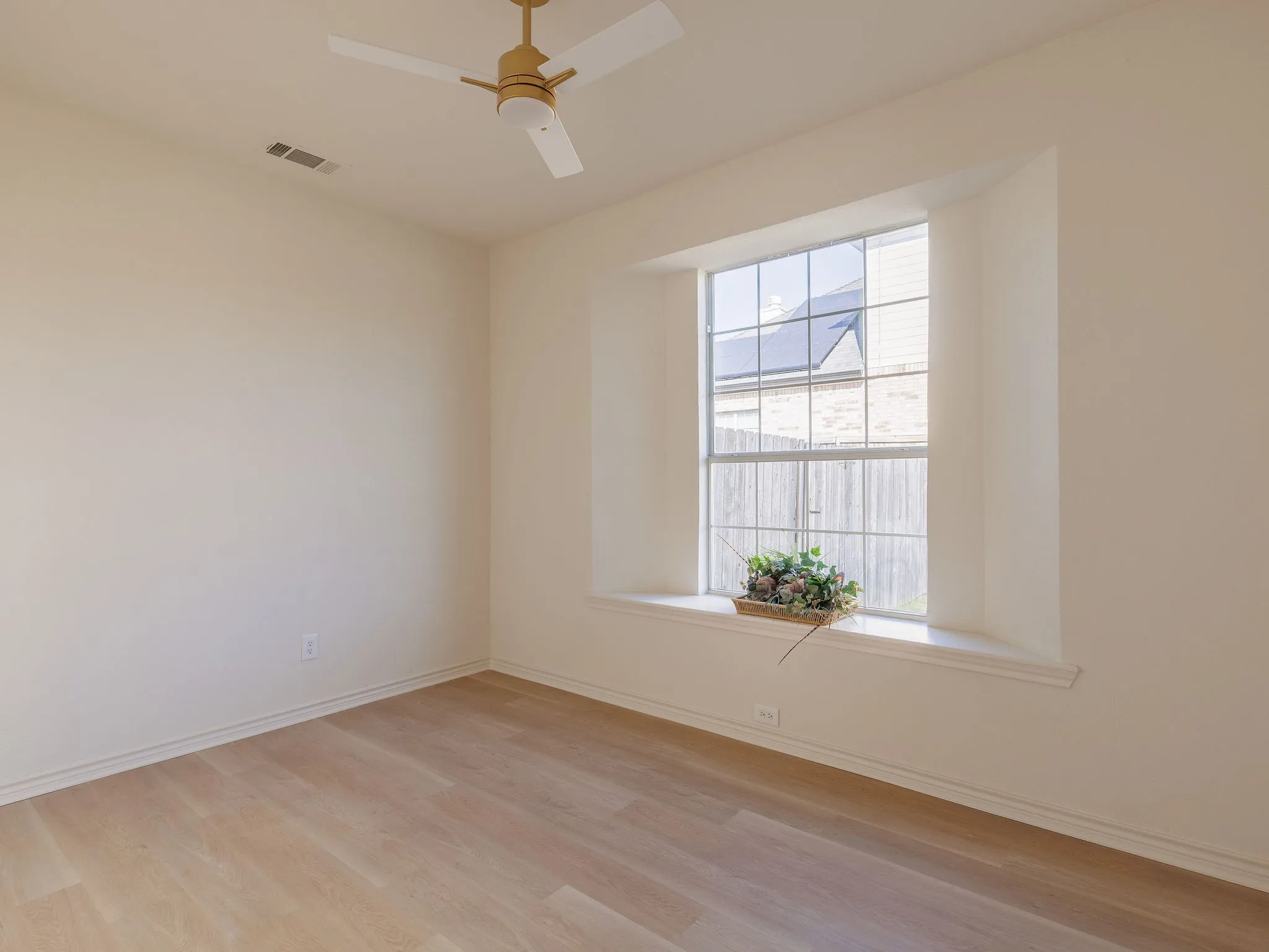 Single Family Residence For Sale in Tarrant County , 2807 Saint Maria Drive, Mansfield, Texas 76063, 4 Bedroom, 3 Bathroom, 2 Garage spaces, 2,671 Sqft, built in 2005, mls#21406654, Real Estate Agent in Mansfield, Homes For Sale in Tarrant county, Homes For Sale in Mansfield, Realtor in Mansfield Texas, Real Estate Brokerage Independent Realty Texas, Luminita Cordes Realtor