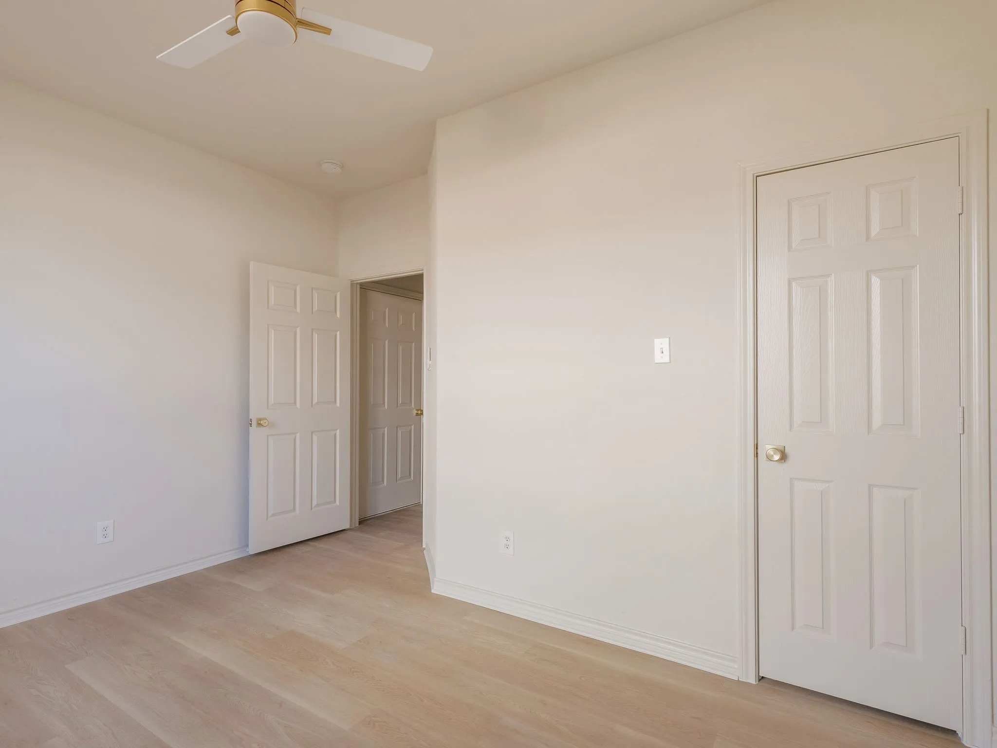 Single Family Residence For Sale in Tarrant County , 2807 Saint Maria Drive, Mansfield, Texas 76063, 4 Bedroom, 3 Bathroom, 2 Garage spaces, 2,671 Sqft, built in 2005, mls#21406654, Real Estate Agent in Mansfield, Homes For Sale in Tarrant county, Homes For Sale in Mansfield, Realtor in Mansfield Texas, Real Estate Brokerage Independent Realty Texas, Luminita Cordes Realtor