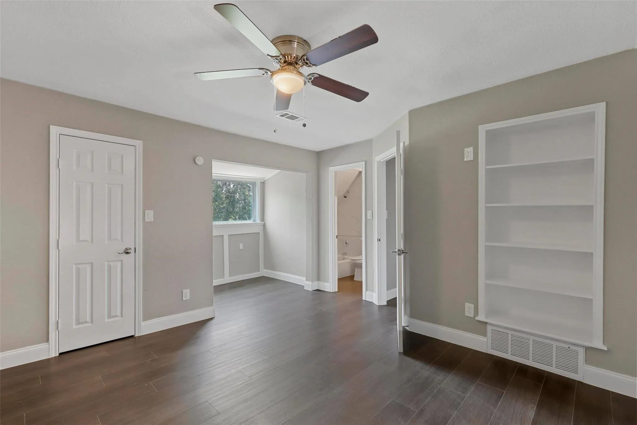 Townhouse For Sale in Tarrant County , 1448 Weiler Boulevard, Fort Worth, Texas 76112, 2 Bedroom, 2 Bathroom, Garage spaces, 954 Sqft, built in 1978, mls#21407702, Real Estate Agent in Fort Worth, Homes For Sale in Tarrant county, Homes For Sale in Fort Worth, Realtor in Fort Worth Texas, Real Estate Brokerage Independent Realty Texas, Luminita Cordes Realtor