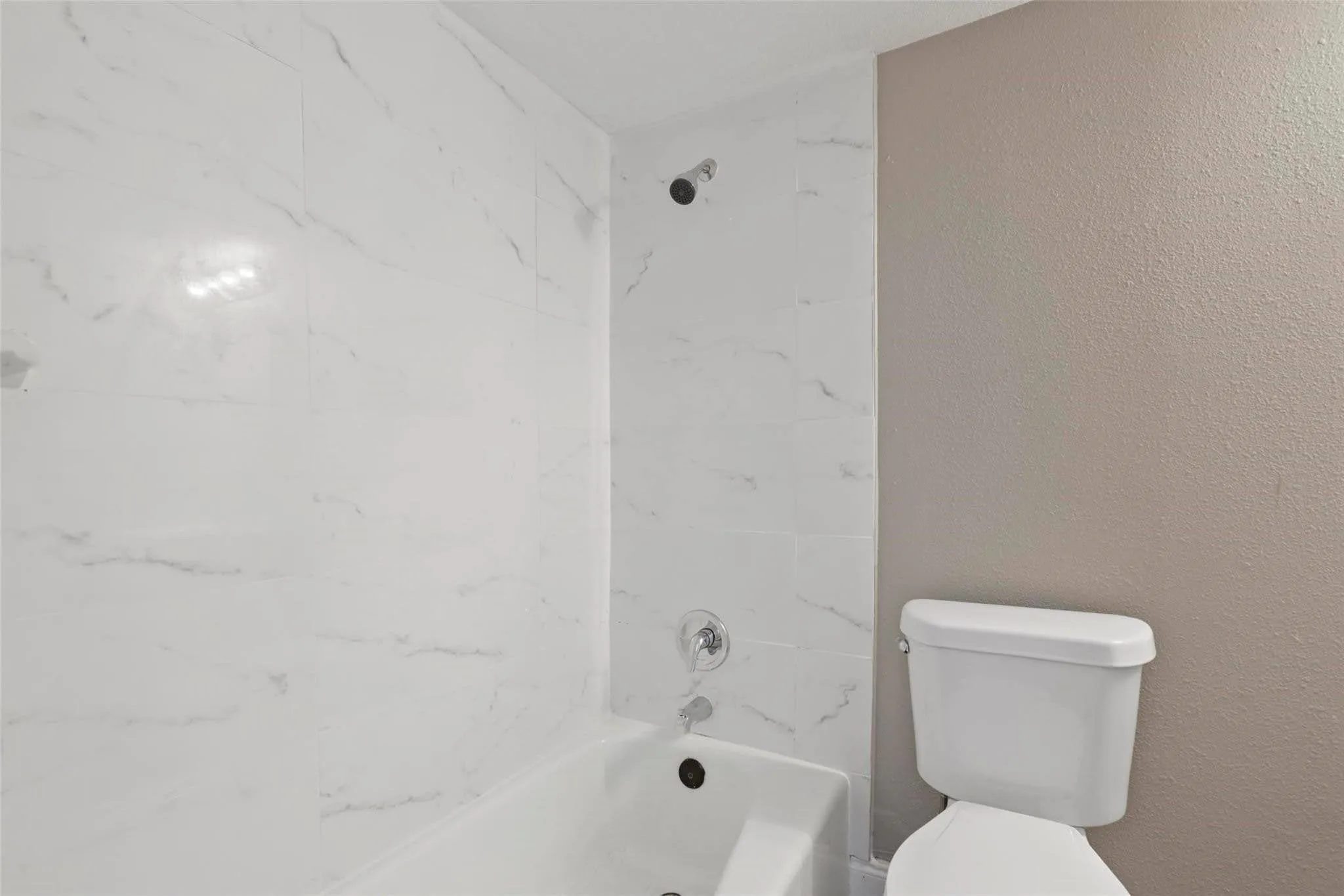 Townhouse For Sale in Tarrant County , 1448 Weiler Boulevard, Fort Worth, Texas 76112, 2 Bedroom, 2 Bathroom, Garage spaces, 954 Sqft, built in 1978, mls#21407702, Real Estate Agent in Fort Worth, Homes For Sale in Tarrant county, Homes For Sale in Fort Worth, Realtor in Fort Worth Texas, Real Estate Brokerage Independent Realty Texas, Luminita Cordes Realtor