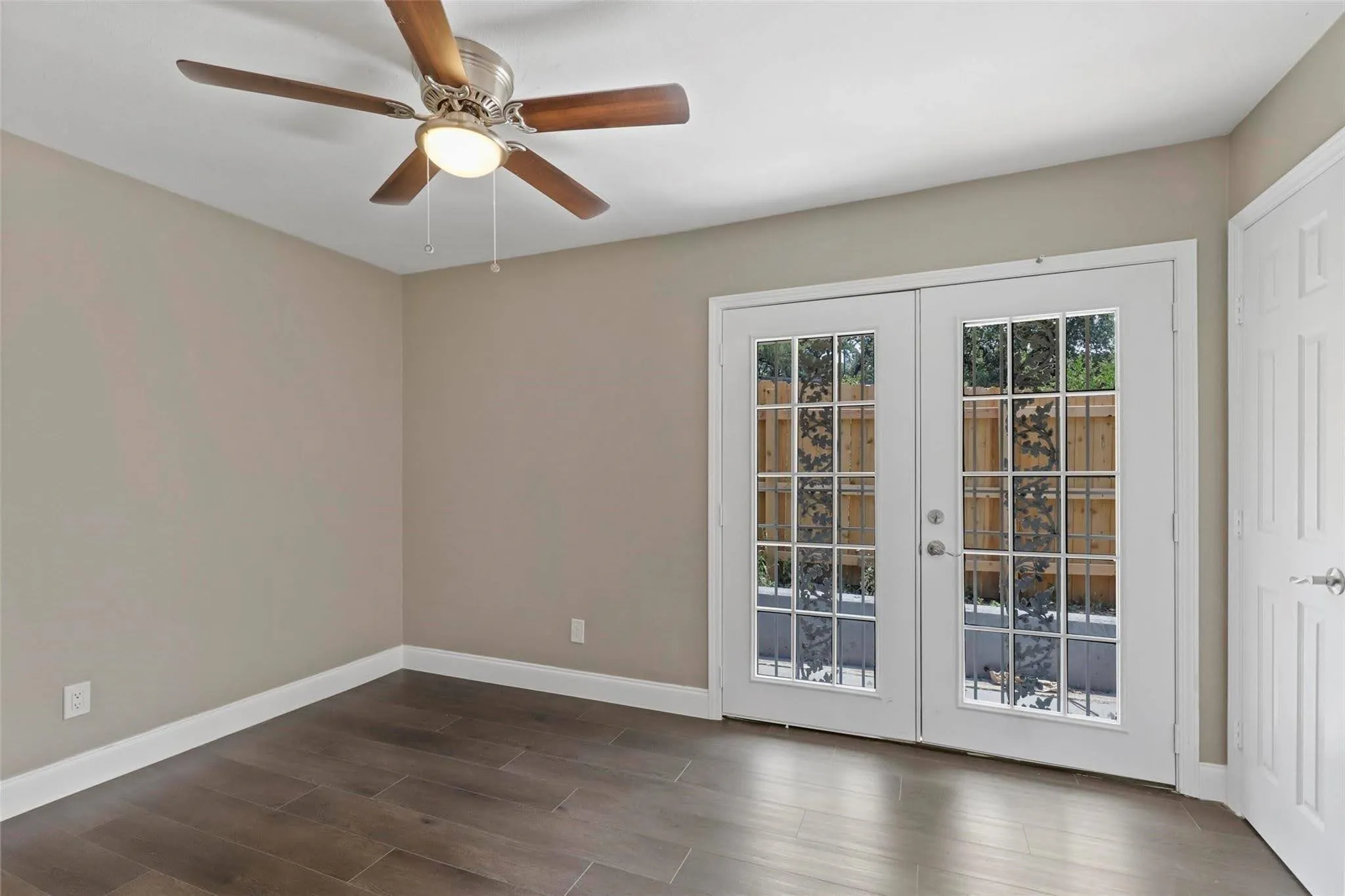 Townhouse For Sale in Tarrant County , 1448 Weiler Boulevard, Fort Worth, Texas 76112, 2 Bedroom, 2 Bathroom, Garage spaces, 954 Sqft, built in 1978, mls#21407702, Real Estate Agent in Fort Worth, Homes For Sale in Tarrant county, Homes For Sale in Fort Worth, Realtor in Fort Worth Texas, Real Estate Brokerage Independent Realty Texas, Luminita Cordes Realtor