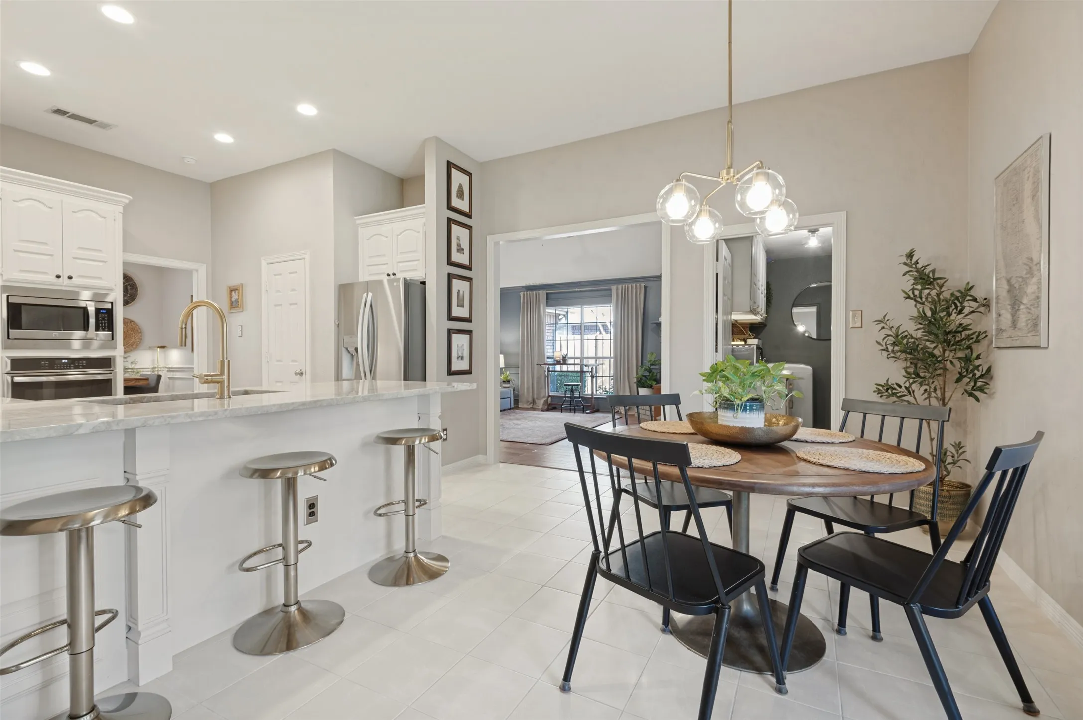 Single Family Residence For Sale in Tarrant County , 1500 Forest Meadows Court, Bedford, Texas 76021, 4 Bedroom, 3 Bathroom, 2 Garage spaces, 2,589 Sqft, built in 1991, mls#21407042, Real Estate Agent in Bedford, Homes For Sale in Tarrant county, Homes For Sale in Bedford, Realtor in Bedford Texas, Real Estate Brokerage Independent Realty Texas, Luminita Cordes Realtor