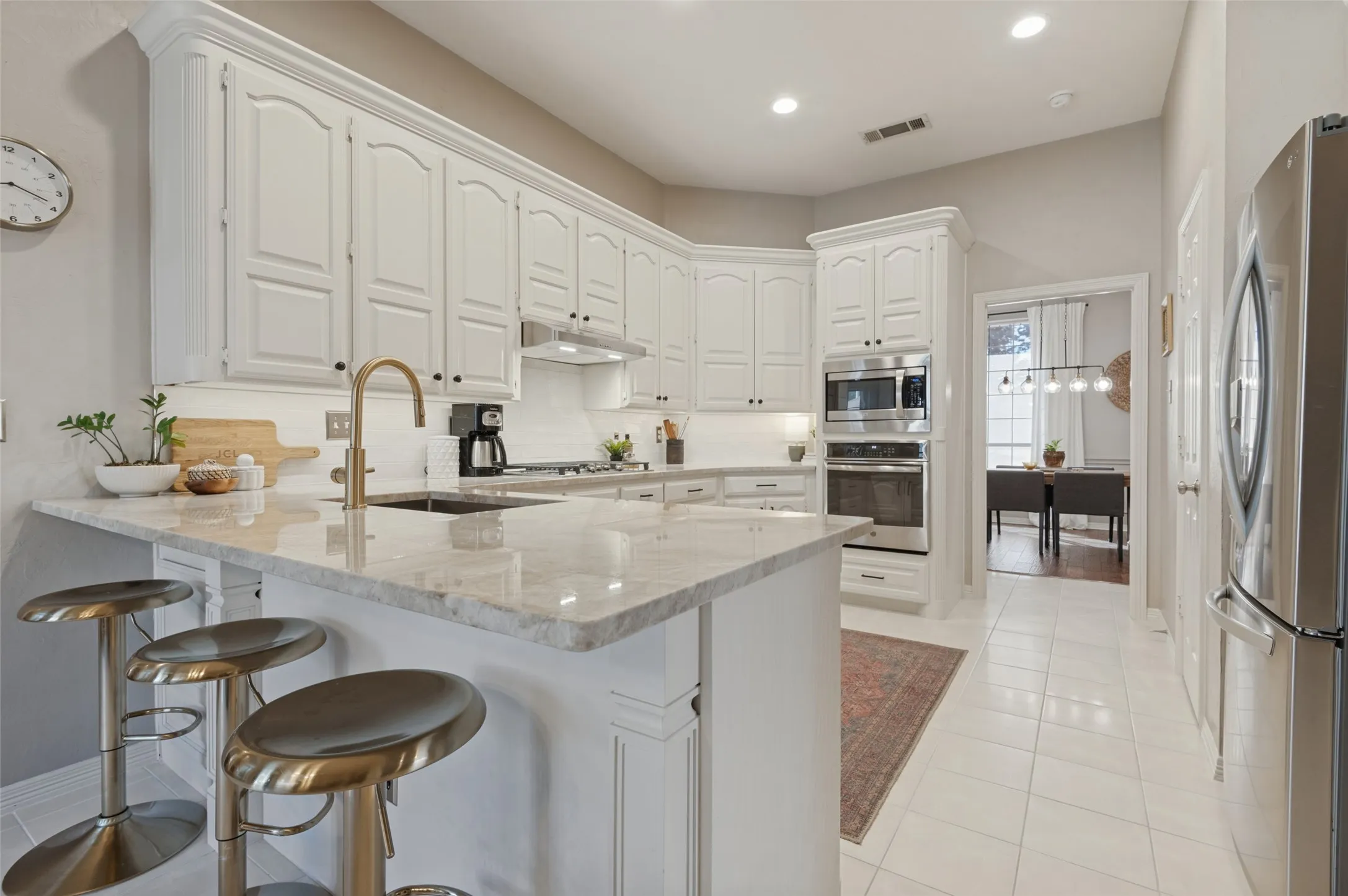 Single Family Residence For Sale in Tarrant County , 1500 Forest Meadows Court, Bedford, Texas 76021, 4 Bedroom, 3 Bathroom, 2 Garage spaces, 2,589 Sqft, built in 1991, mls#21407042, Real Estate Agent in Bedford, Homes For Sale in Tarrant county, Homes For Sale in Bedford, Realtor in Bedford Texas, Real Estate Brokerage Independent Realty Texas, Luminita Cordes Realtor
