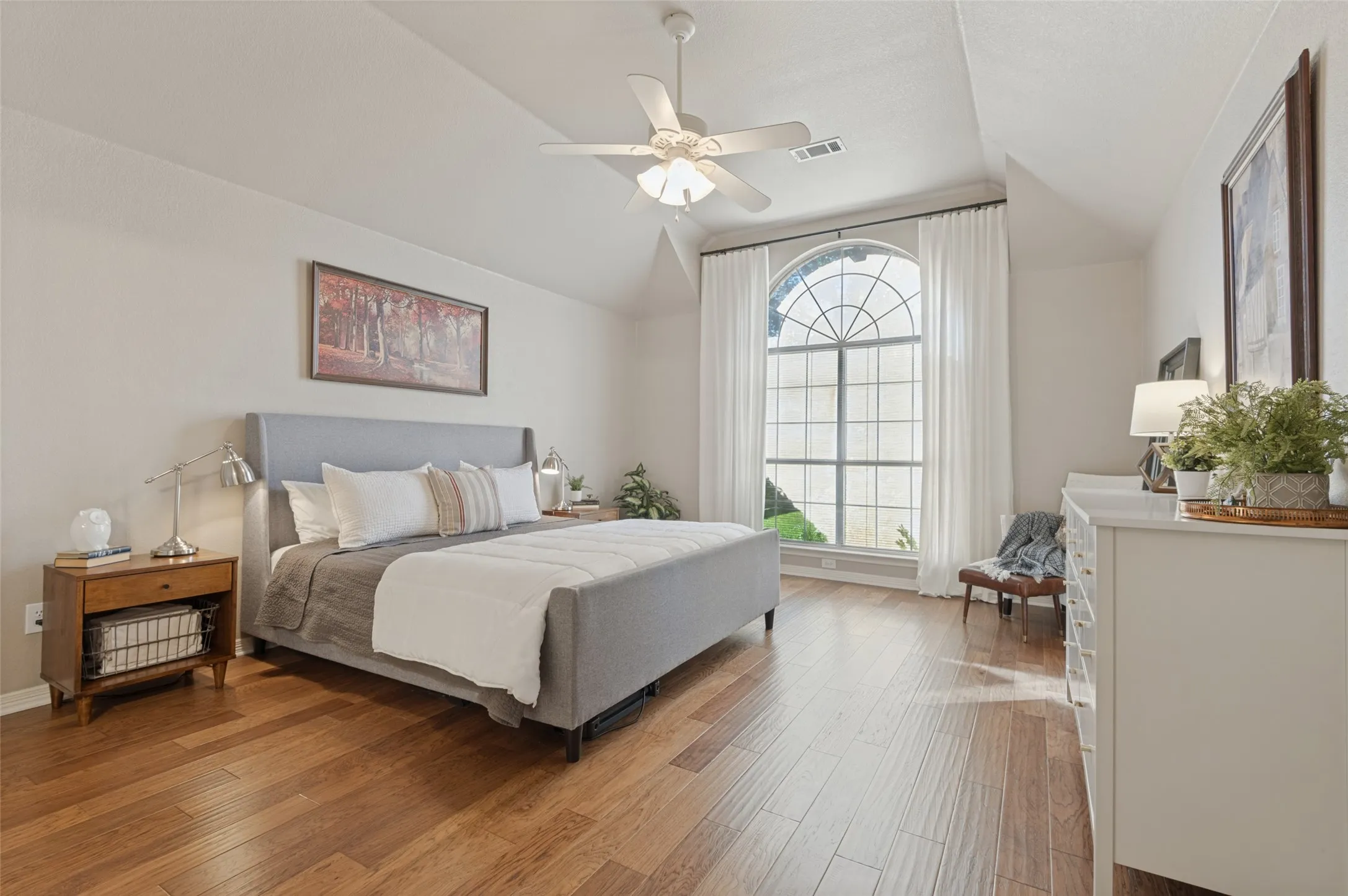 Single Family Residence For Sale in Tarrant County , 1500 Forest Meadows Court, Bedford, Texas 76021, 4 Bedroom, 3 Bathroom, 2 Garage spaces, 2,589 Sqft, built in 1991, mls#21407042, Real Estate Agent in Bedford, Homes For Sale in Tarrant county, Homes For Sale in Bedford, Realtor in Bedford Texas, Real Estate Brokerage Independent Realty Texas, Luminita Cordes Realtor