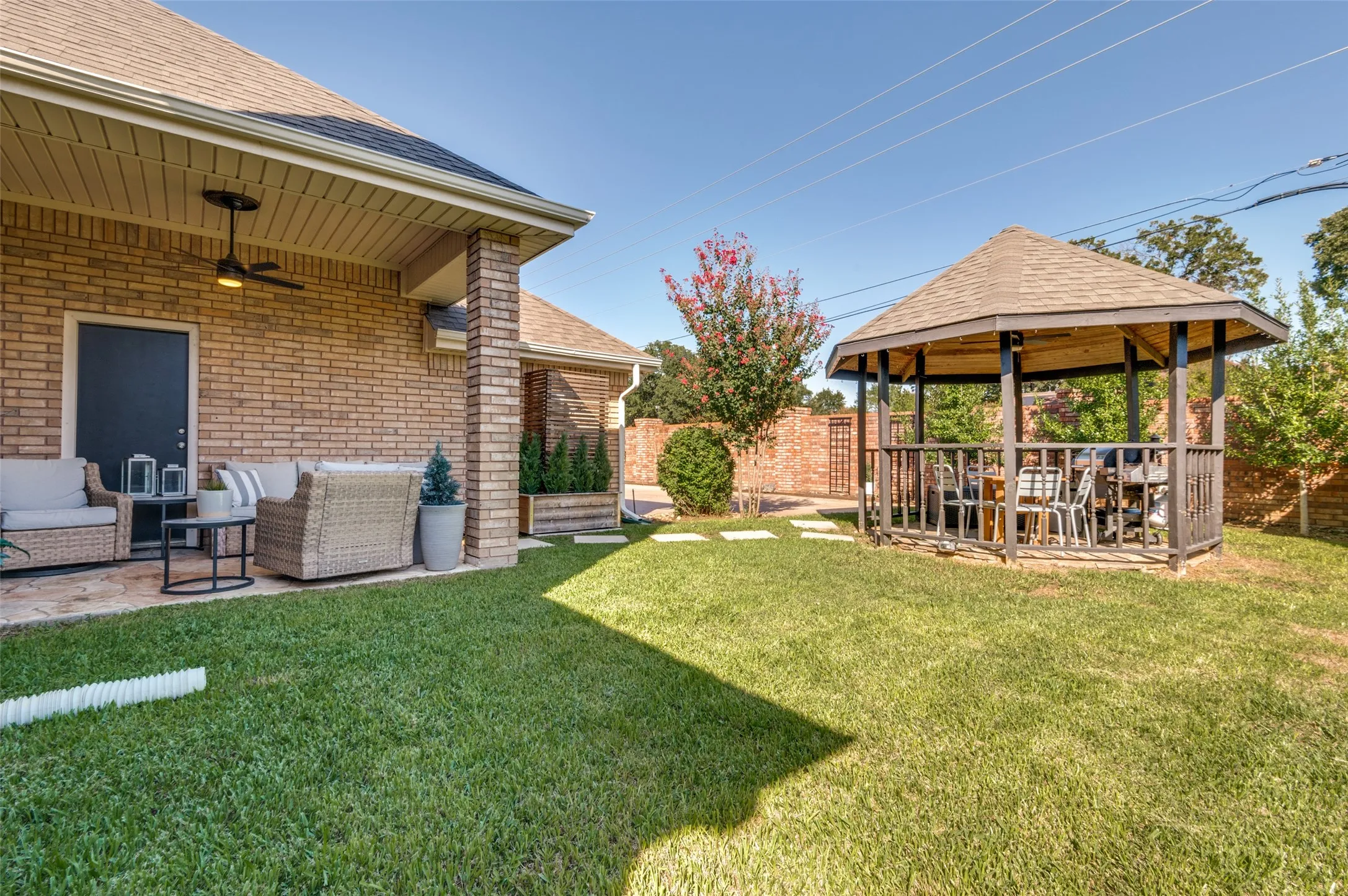 Single Family Residence For Sale in Tarrant County , 1500 Forest Meadows Court, Bedford, Texas 76021, 4 Bedroom, 3 Bathroom, 2 Garage spaces, 2,589 Sqft, built in 1991, mls#21407042, Real Estate Agent in Bedford, Homes For Sale in Tarrant county, Homes For Sale in Bedford, Realtor in Bedford Texas, Real Estate Brokerage Independent Realty Texas, Luminita Cordes Realtor