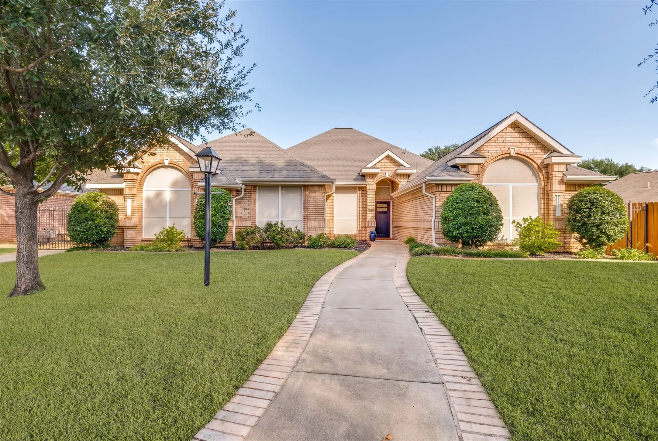 Single Family Residence For Sale in Tarrant County , 1500 Forest Meadows Court, Bedford, Texas 76021, 4 Bedroom, 3 Bathroom, 2 Garage spaces, 2,589 Sqft, built in 1991, mls#21407042, Real Estate Agent in Bedford, Homes For Sale in Tarrant county, Homes For Sale in Bedford, Realtor in Bedford Texas, Real Estate Brokerage Independent Realty Texas, Luminita Cordes Realtor