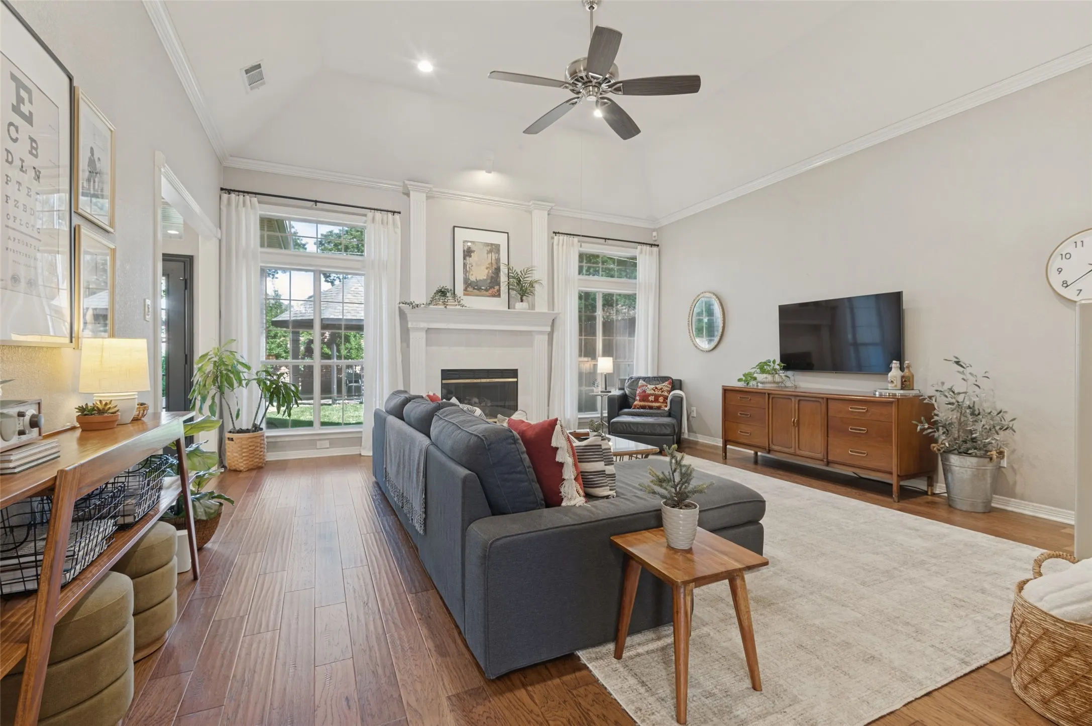 Single Family Residence For Sale in Tarrant County , 1500 Forest Meadows Court, Bedford, Texas 76021, 4 Bedroom, 3 Bathroom, 2 Garage spaces, 2,589 Sqft, built in 1991, mls#21407042, Real Estate Agent in Bedford, Homes For Sale in Tarrant county, Homes For Sale in Bedford, Realtor in Bedford Texas, Real Estate Brokerage Independent Realty Texas, Luminita Cordes Realtor
