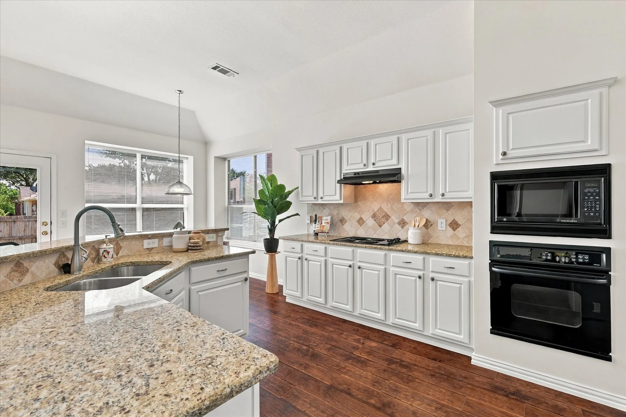 Single Family Residence For Sale in Collin County , 3316 Stone Glen Drive, Plano, Texas 75074, 4 Bedroom, 3 Bathroom, 2 Garage spaces, 3,094 Sqft, built in 1999, mls#21405465, Real Estate Agent in Plano, Homes For Sale in Collin county, Homes For Sale in Plano, Realtor in Plano Texas, Real Estate Brokerage Independent Realty Texas, Luminita Cordes Realtor
