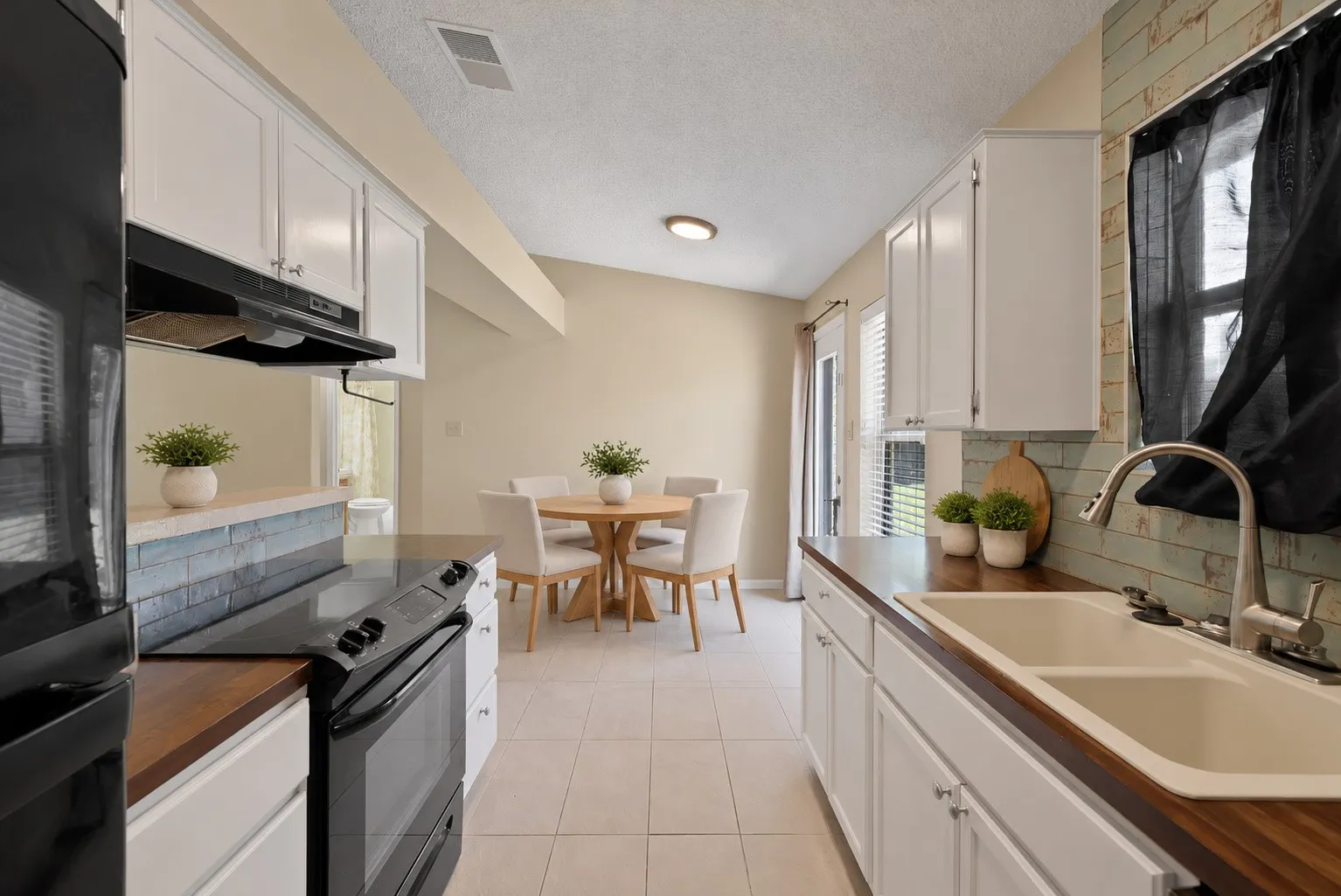 Single Family Residence For Sale in Tarrant County , 6709 Johnnie Court, Watauga, Texas 76148, 3 Bedroom, 2 Bathroom, 2 Garage spaces, 1,106 Sqft, built in 1984, mls#21406926, Real Estate Agent in Watauga, Homes For Sale in Tarrant county, Homes For Sale in Watauga, Realtor in Watauga Texas, Real Estate Brokerage Independent Realty Texas, Luminita Cordes Realtor
