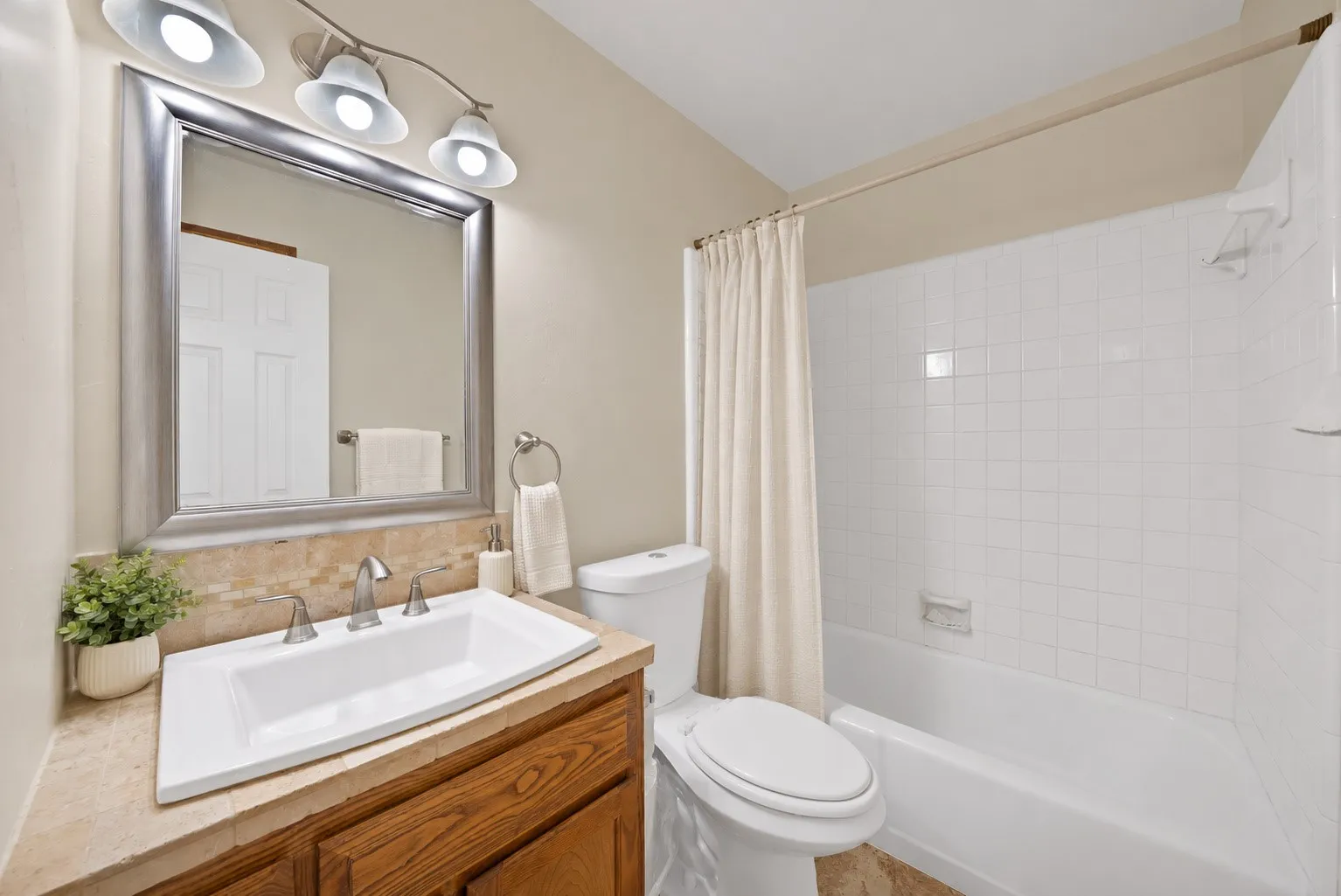 Single Family Residence For Sale in Tarrant County , 6709 Johnnie Court, Watauga, Texas 76148, 3 Bedroom, 2 Bathroom, 2 Garage spaces, 1,106 Sqft, built in 1984, mls#21406926, Real Estate Agent in Watauga, Homes For Sale in Tarrant county, Homes For Sale in Watauga, Realtor in Watauga Texas, Real Estate Brokerage Independent Realty Texas, Luminita Cordes Realtor