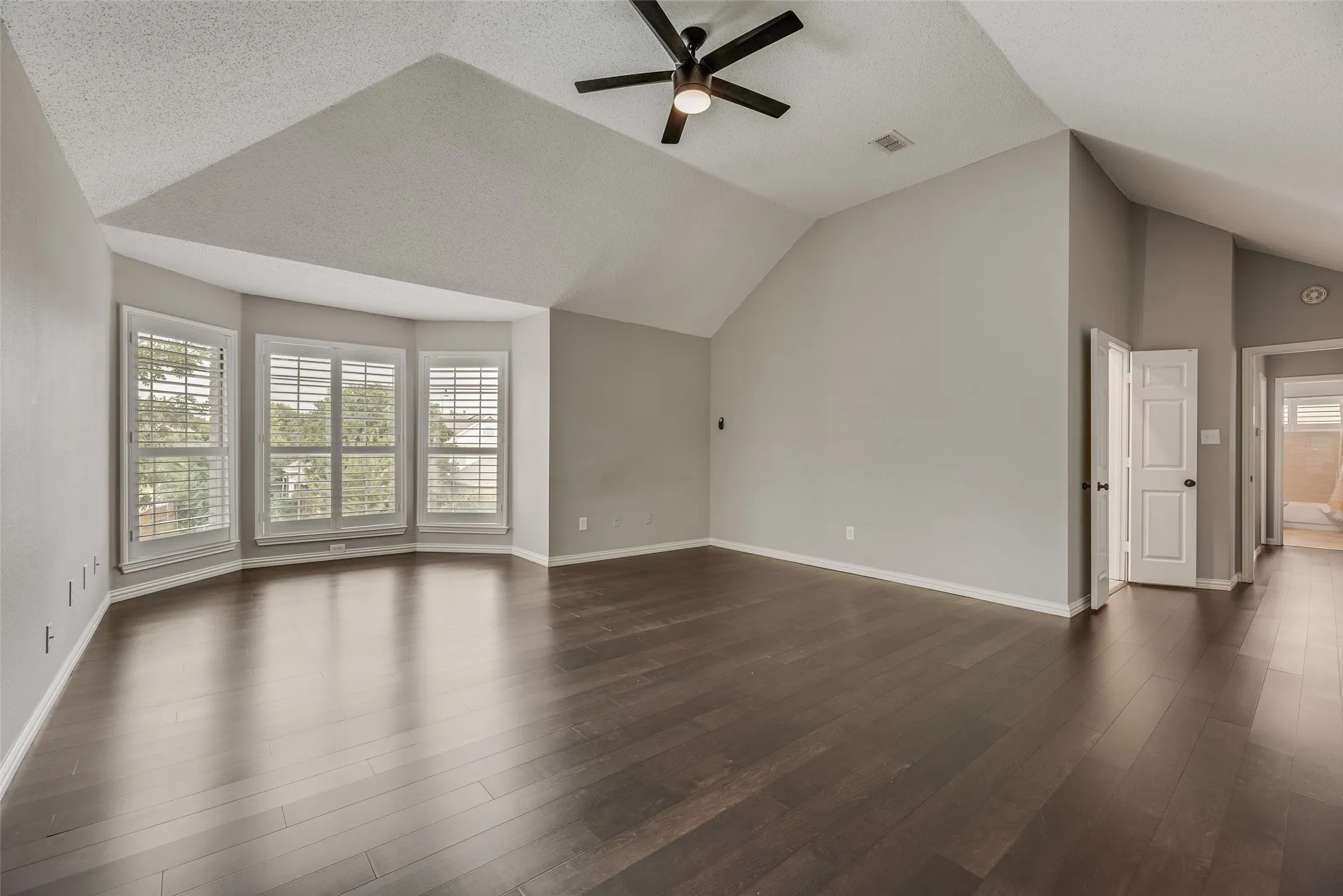 Single Family Residence For Sale in Denton County , 1501 Mission Ridge Trail, Carrollton, Texas 75007, 4 Bedroom, 3 Bathroom, 2 Garage spaces, 3,182 Sqft, built in 1989, mls#21407700, Real Estate Agent in Carrollton, Homes For Sale in Denton county, Homes For Sale in Carrollton, Realtor in Carrollton Texas, Real Estate Brokerage Independent Realty Texas, Luminita Cordes Realtor