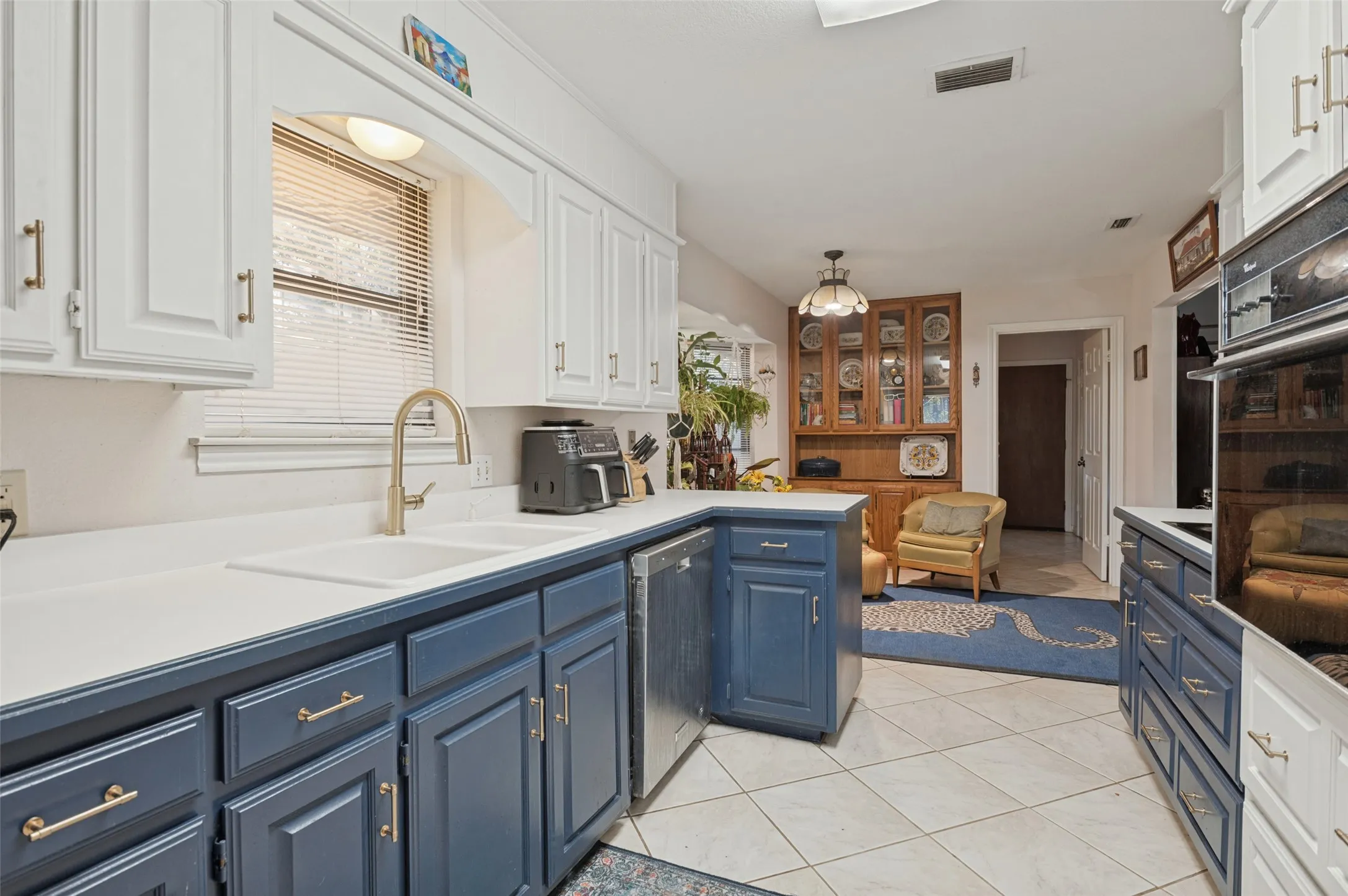 Single Family Residence For Sale in Tarrant County , 2403 Radcliffe Drive, Arlington, Texas 76012, 3 Bedroom, 2 Bathroom, 2 Garage spaces, 1,918 Sqft, built in 1977, mls#21407675, Real Estate Agent in Arlington, Homes For Sale in Tarrant county, Homes For Sale in Arlington, Realtor in Arlington Texas, Real Estate Brokerage Independent Realty Texas, Luminita Cordes Realtor