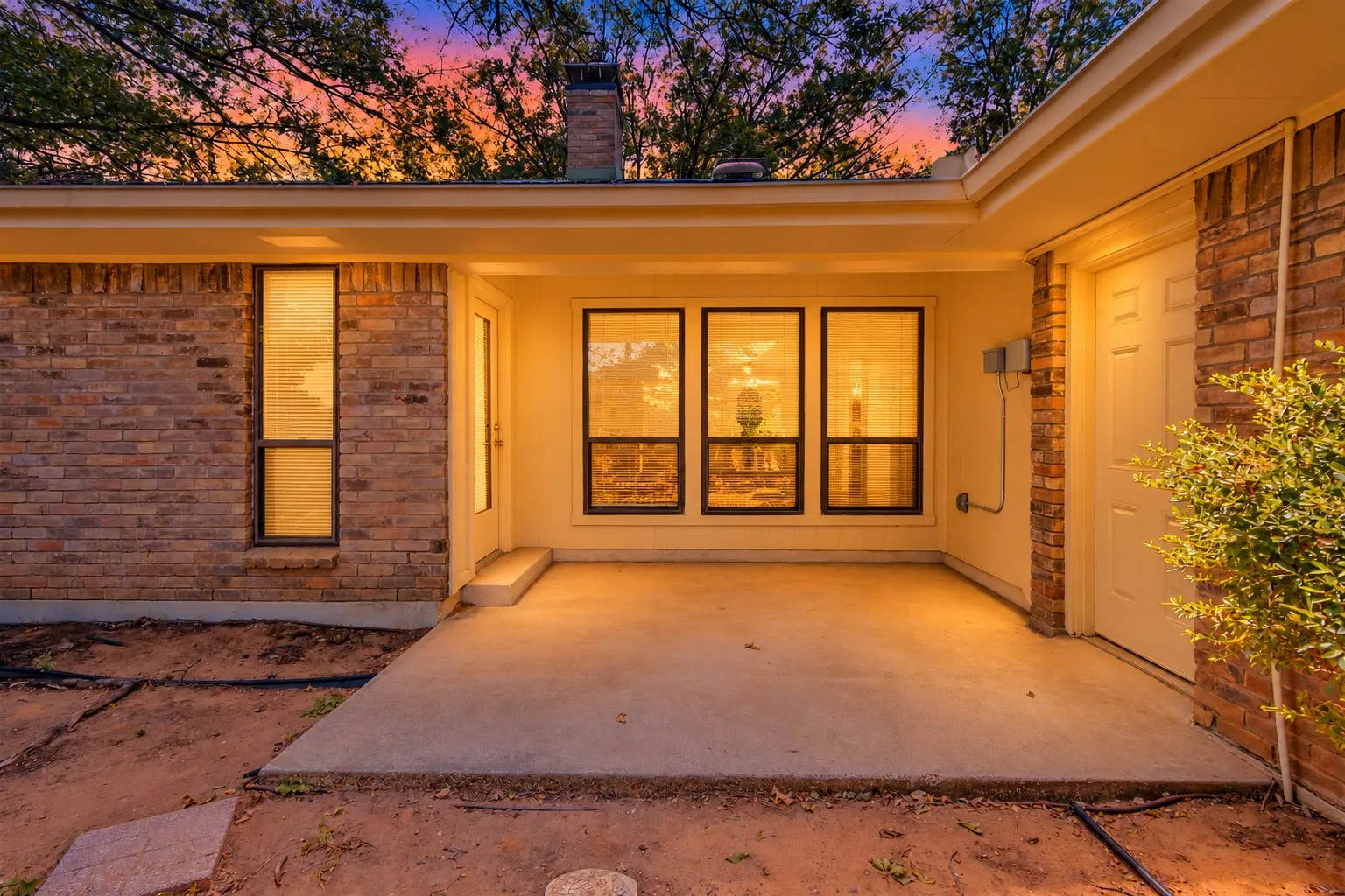 Single Family Residence For Sale in Tarrant County , 2403 Radcliffe Drive, Arlington, Texas 76012, 3 Bedroom, 2 Bathroom, 2 Garage spaces, 1,918 Sqft, built in 1977, mls#21407675, Real Estate Agent in Arlington, Homes For Sale in Tarrant county, Homes For Sale in Arlington, Realtor in Arlington Texas, Real Estate Brokerage Independent Realty Texas, Luminita Cordes Realtor