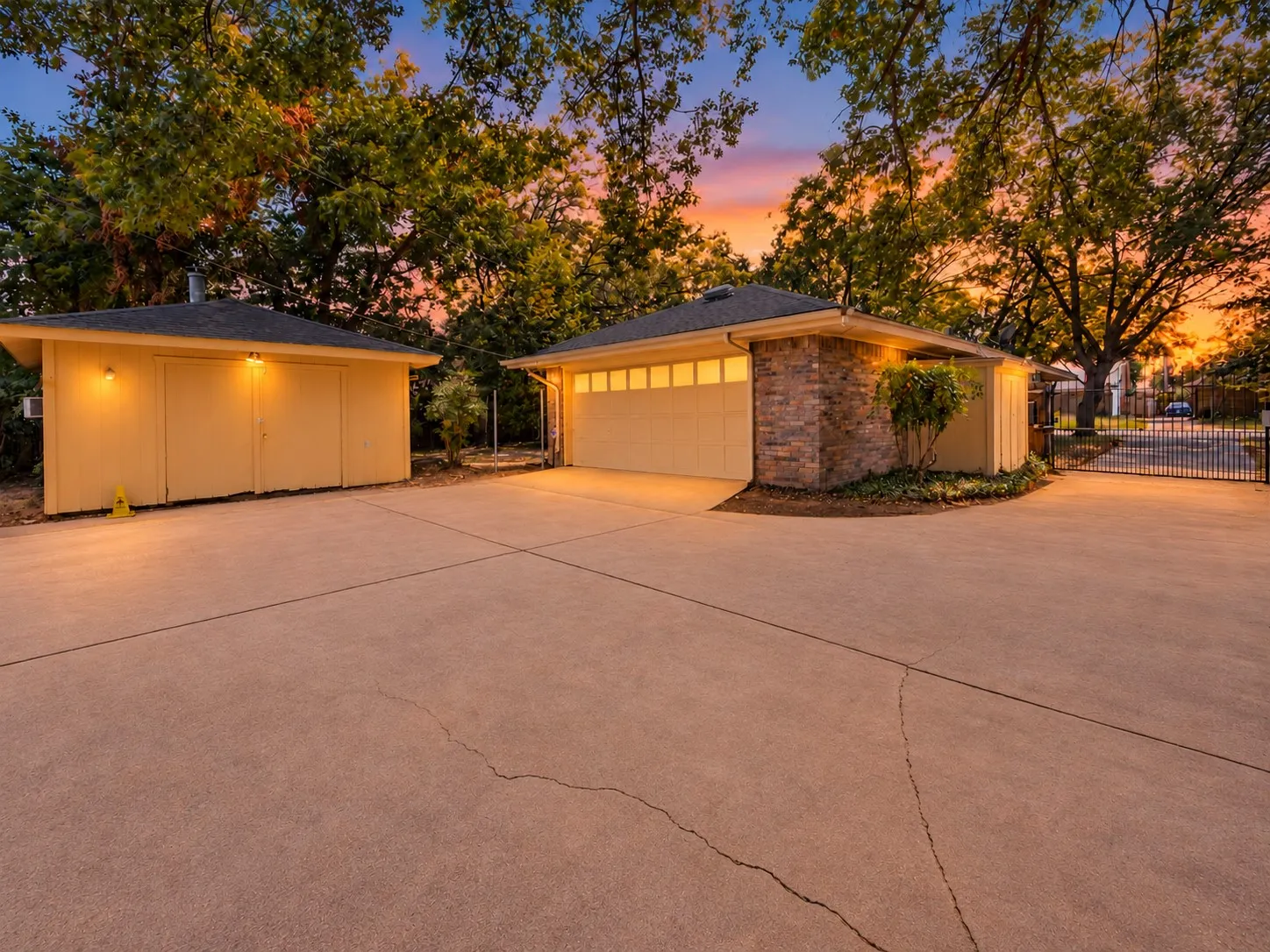 Single Family Residence For Sale in Tarrant County , 2403 Radcliffe Drive, Arlington, Texas 76012, 3 Bedroom, 2 Bathroom, 2 Garage spaces, 1,918 Sqft, built in 1977, mls#21407675, Real Estate Agent in Arlington, Homes For Sale in Tarrant county, Homes For Sale in Arlington, Realtor in Arlington Texas, Real Estate Brokerage Independent Realty Texas, Luminita Cordes Realtor