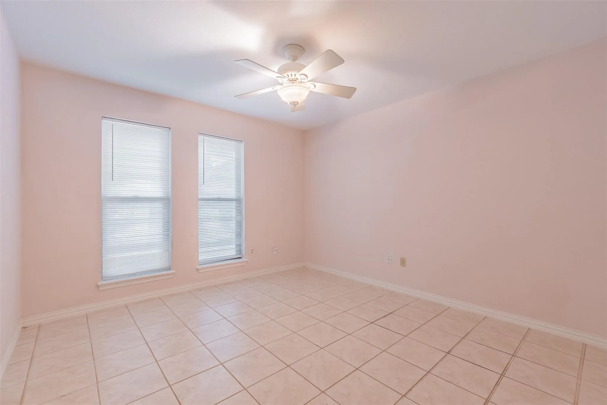 Single Family Residence For Sale in Tarrant County , 2403 Radcliffe Drive, Arlington, Texas 76012, 3 Bedroom, 2 Bathroom, 2 Garage spaces, 1,918 Sqft, built in 1977, mls#21407675, Real Estate Agent in Arlington, Homes For Sale in Tarrant county, Homes For Sale in Arlington, Realtor in Arlington Texas, Real Estate Brokerage Independent Realty Texas, Luminita Cordes Realtor