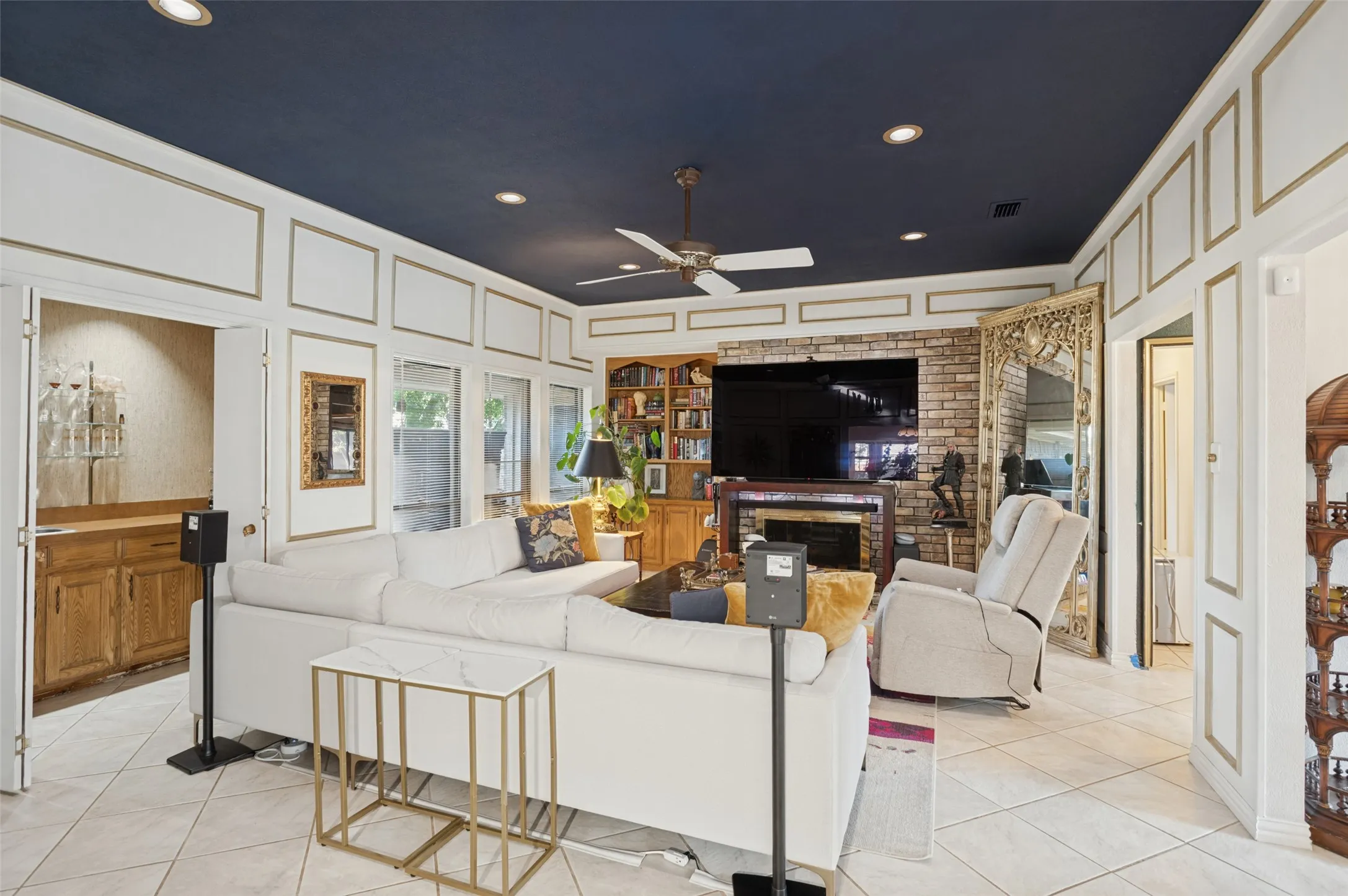Single Family Residence For Sale in Tarrant County , 2403 Radcliffe Drive, Arlington, Texas 76012, 3 Bedroom, 2 Bathroom, 2 Garage spaces, 1,918 Sqft, built in 1977, mls#21407675, Real Estate Agent in Arlington, Homes For Sale in Tarrant county, Homes For Sale in Arlington, Realtor in Arlington Texas, Real Estate Brokerage Independent Realty Texas, Luminita Cordes Realtor