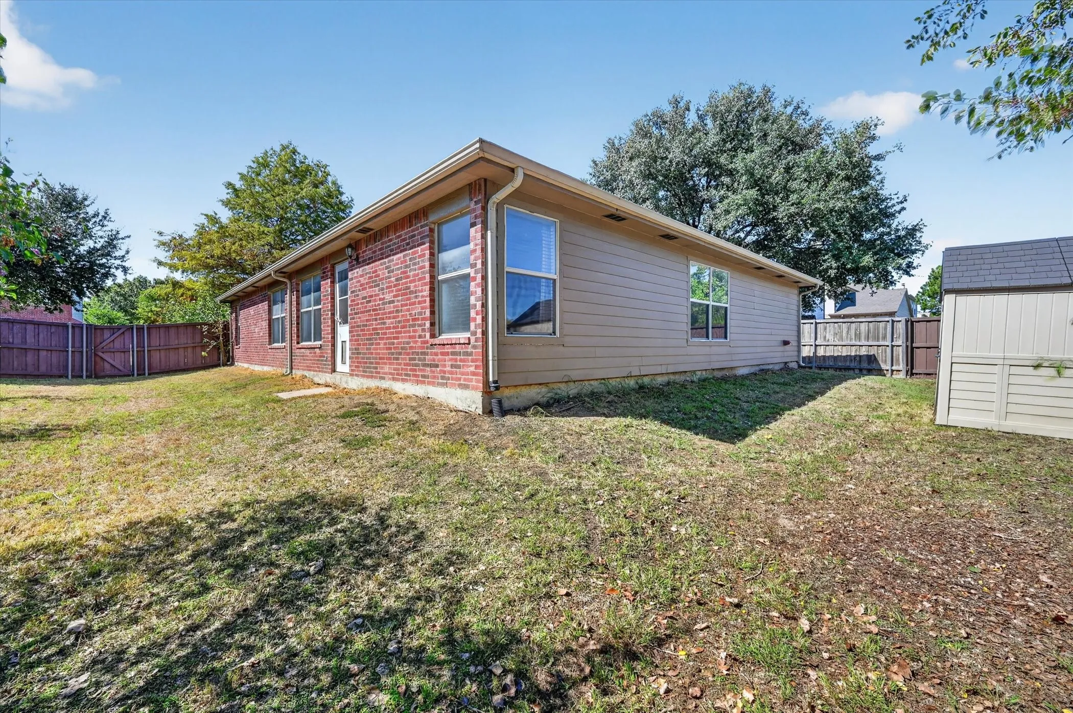 Single Family Residence For Sale in Denton County , 1005 Lake Trail Drive, Little Elm, Texas 75068, 3 Bedroom, 1 Bathroom, 2 Garage spaces, 1,687 Sqft, built in 2000, mls#21405370, Real Estate Agent in Little Elm, Homes For Sale in Denton county, Homes For Sale in Little Elm, Realtor in Little Elm Texas, Real Estate Brokerage Independent Realty Texas, Luminita Cordes Realtor