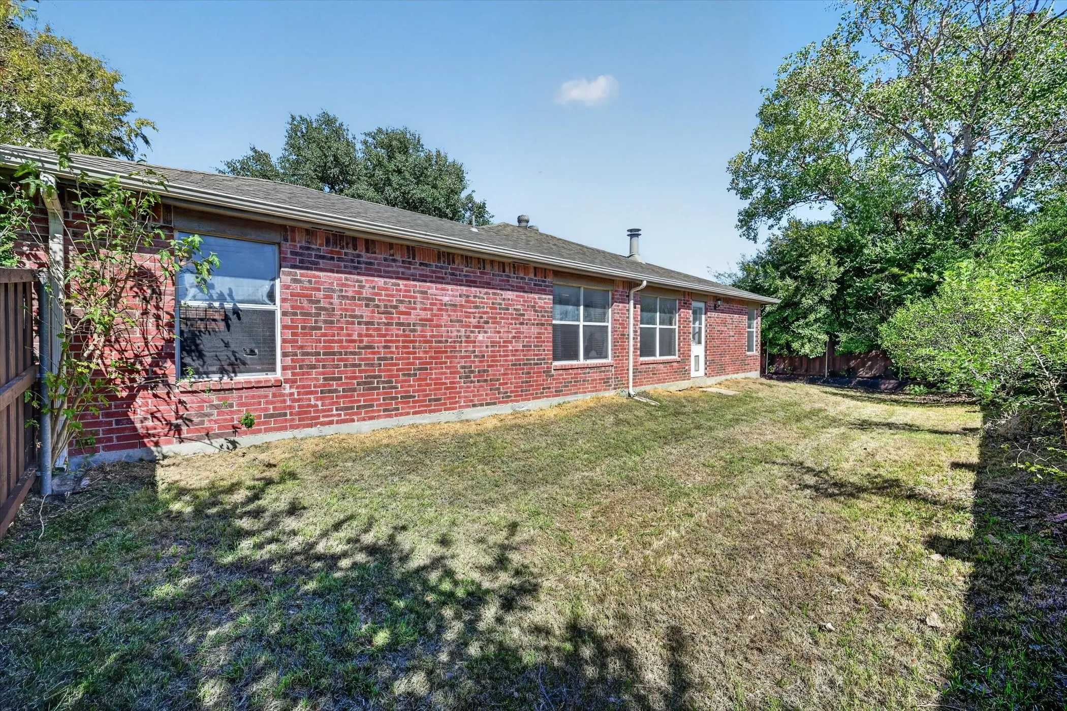 Single Family Residence For Sale in Denton County , 1005 Lake Trail Drive, Little Elm, Texas 75068, 3 Bedroom, 1 Bathroom, 2 Garage spaces, 1,687 Sqft, built in 2000, mls#21405370, Real Estate Agent in Little Elm, Homes For Sale in Denton county, Homes For Sale in Little Elm, Realtor in Little Elm Texas, Real Estate Brokerage Independent Realty Texas, Luminita Cordes Realtor