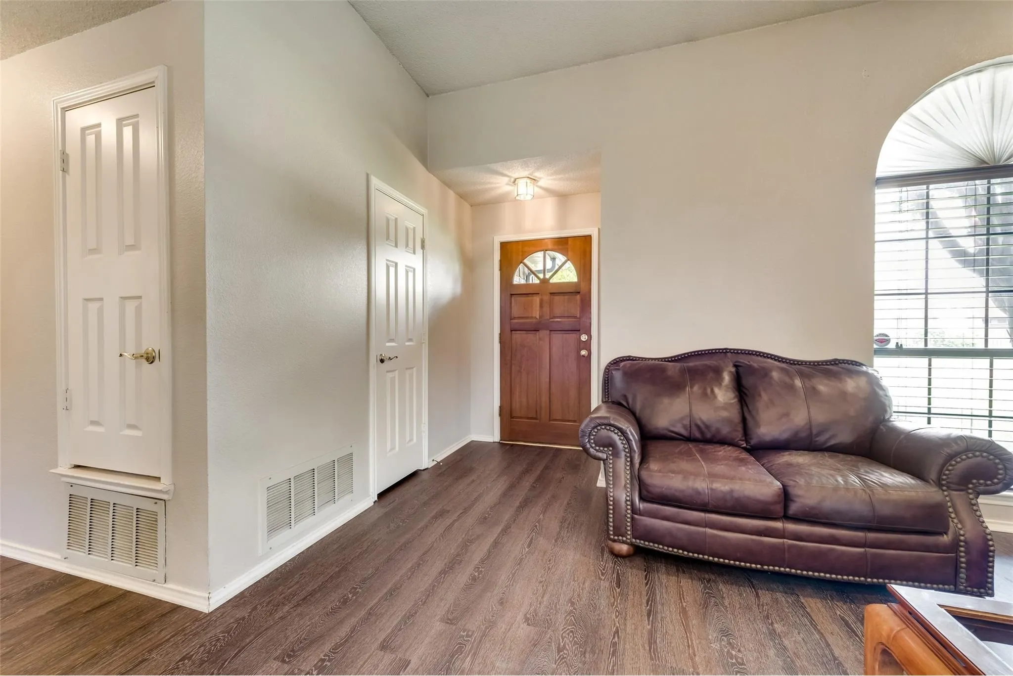 Single Family Residence For Rent in Dallas County , 2616 Widgeon Way, Mesquite, Texas 75181, 3 Bedroom, 2 Bathroom, 2 Garage spaces, 1,619 Sqft, built in 1988, mls#21407719, Real Estate Agent in Mesquite, Homes For Rent in Dallas county, Homes For Rent in Mesquite, Realtor in Mesquite Texas, Real Estate Brokerage Independent Realty Texas, Luminita Cordes Realtor