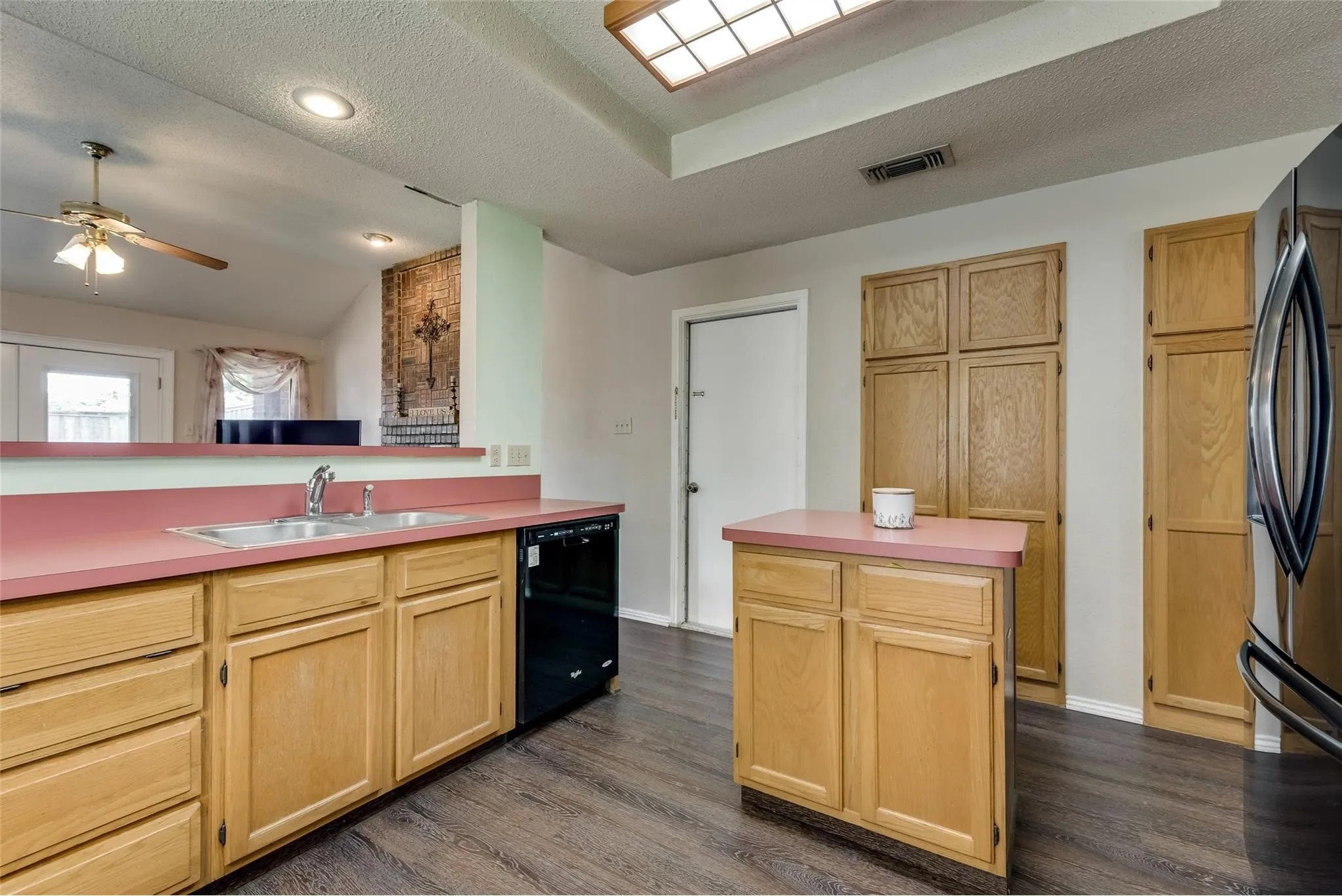 Single Family Residence For Rent in Dallas County , 2616 Widgeon Way, Mesquite, Texas 75181, 3 Bedroom, 2 Bathroom, 2 Garage spaces, 1,619 Sqft, built in 1988, mls#21407719, Real Estate Agent in Mesquite, Homes For Rent in Dallas county, Homes For Rent in Mesquite, Realtor in Mesquite Texas, Real Estate Brokerage Independent Realty Texas, Luminita Cordes Realtor