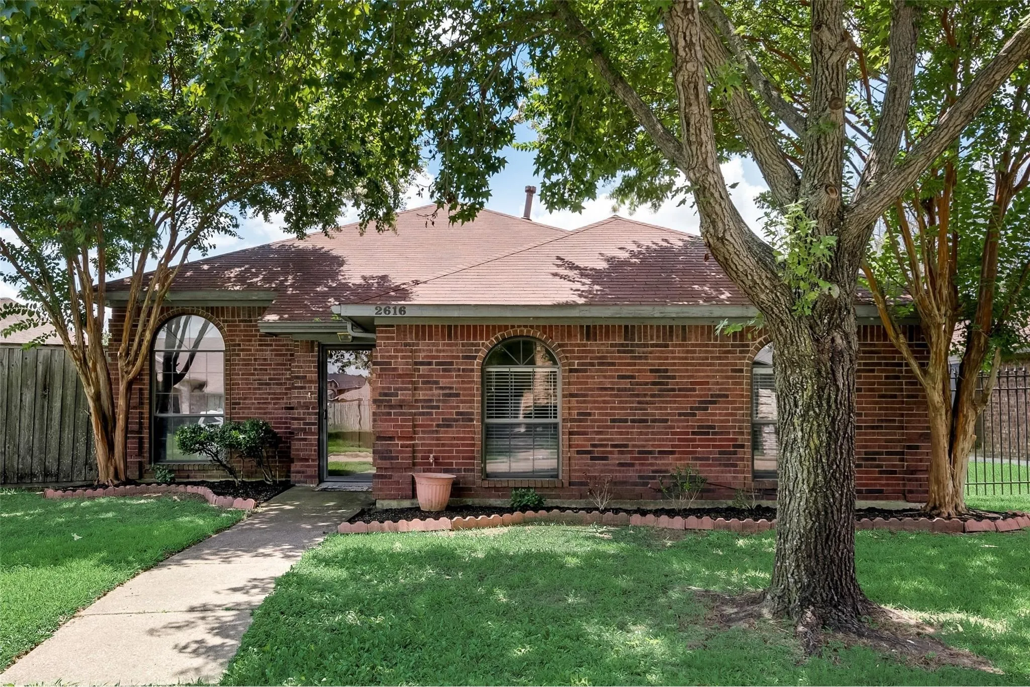 Single Family Residence For Rent in Dallas County , 2616 Widgeon Way, Mesquite, Texas 75181, 3 Bedroom, 2 Bathroom, 2 Garage spaces, 1,619 Sqft, built in 1988, mls#21407719, Real Estate Agent in Mesquite, Homes For Rent in Dallas county, Homes For Rent in Mesquite, Realtor in Mesquite Texas, Real Estate Brokerage Independent Realty Texas, Luminita Cordes Realtor
