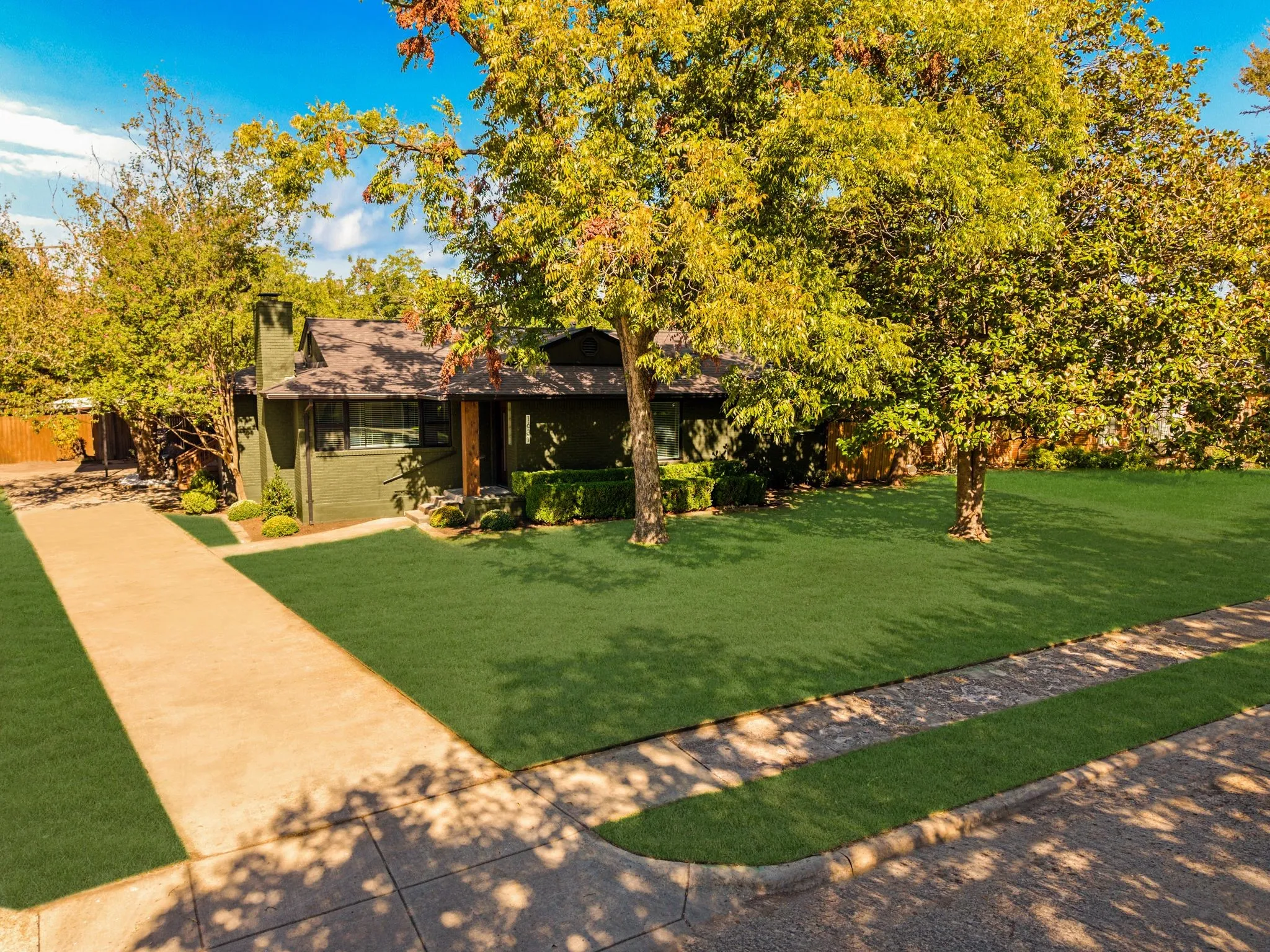 Single Family Residence For Sale in Dallas County , 1631 Macmanus Drive, Dallas, Texas 75228, 3 Bedroom, 2 Bathroom, 2 Garage spaces, 1,904 Sqft, built in 1954, mls#21406389, Real Estate Agent in Dallas, Homes For Sale in Dallas county, Homes For Sale in Dallas, Realtor in Dallas Texas, Real Estate Brokerage Independent Realty Texas, Luminita Cordes Realtor