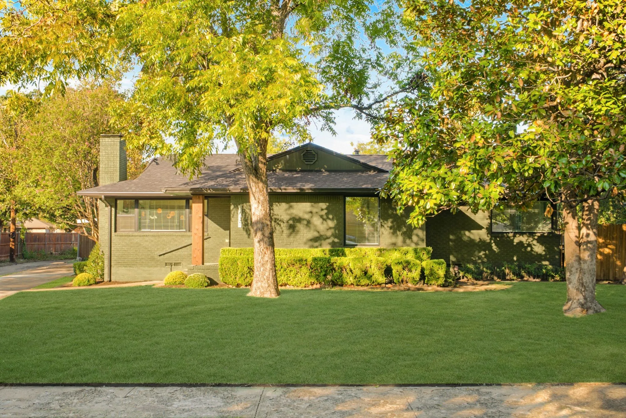 Single Family Residence For Sale in Dallas County , 1631 Macmanus Drive, Dallas, Texas 75228, 3 Bedroom, 2 Bathroom, 2 Garage spaces, 1,904 Sqft, built in 1954, mls#21406389, Real Estate Agent in Dallas, Homes For Sale in Dallas county, Homes For Sale in Dallas, Realtor in Dallas Texas, Real Estate Brokerage Independent Realty Texas, Luminita Cordes Realtor