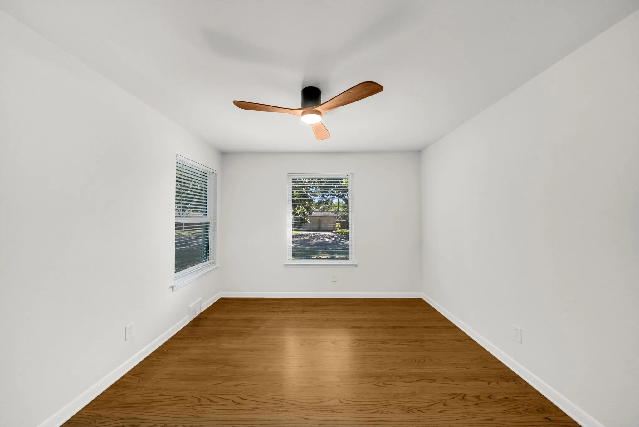 Single Family Residence For Sale in Dallas County , 1631 Macmanus Drive, Dallas, Texas 75228, 3 Bedroom, 2 Bathroom, 2 Garage spaces, 1,904 Sqft, built in 1954, mls#21406389, Real Estate Agent in Dallas, Homes For Sale in Dallas county, Homes For Sale in Dallas, Realtor in Dallas Texas, Real Estate Brokerage Independent Realty Texas, Luminita Cordes Realtor