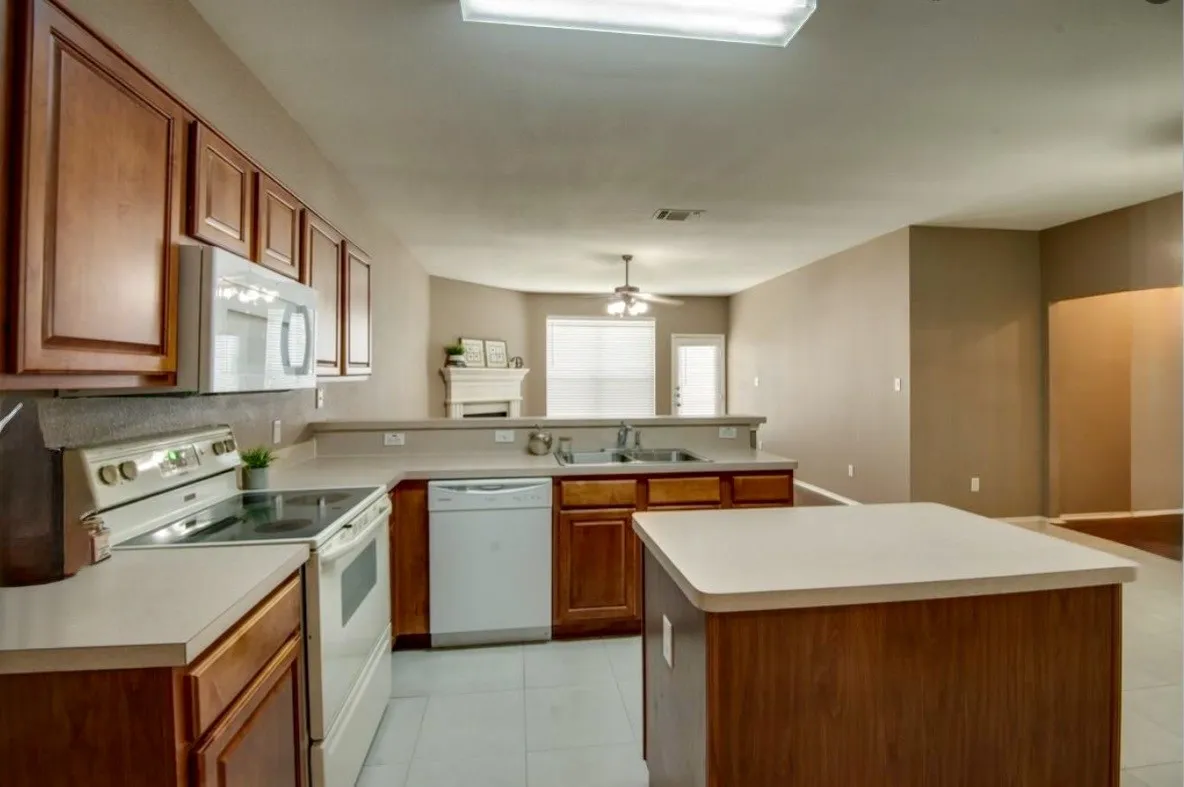 Single Family Residence For Rent in Tarrant County , 3605 Lasso Road, Fort Worth, Texas 76262, 4 Bedroom, 2 Bathroom, 2 Garage spaces, 1,929 Sqft, built in 2001, mls#21407724, Real Estate Agent in Fort Worth, Homes For Rent in Tarrant county, Homes For Rent in Fort Worth, Realtor in Fort Worth Texas, Real Estate Brokerage Independent Realty Texas, Luminita Cordes Realtor